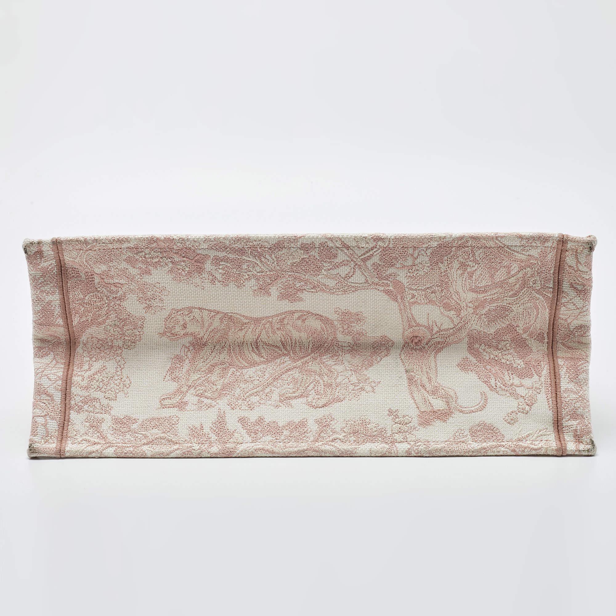 Dior Large Book Tote Toile de Jouy en toile brodée rose/blanc 4