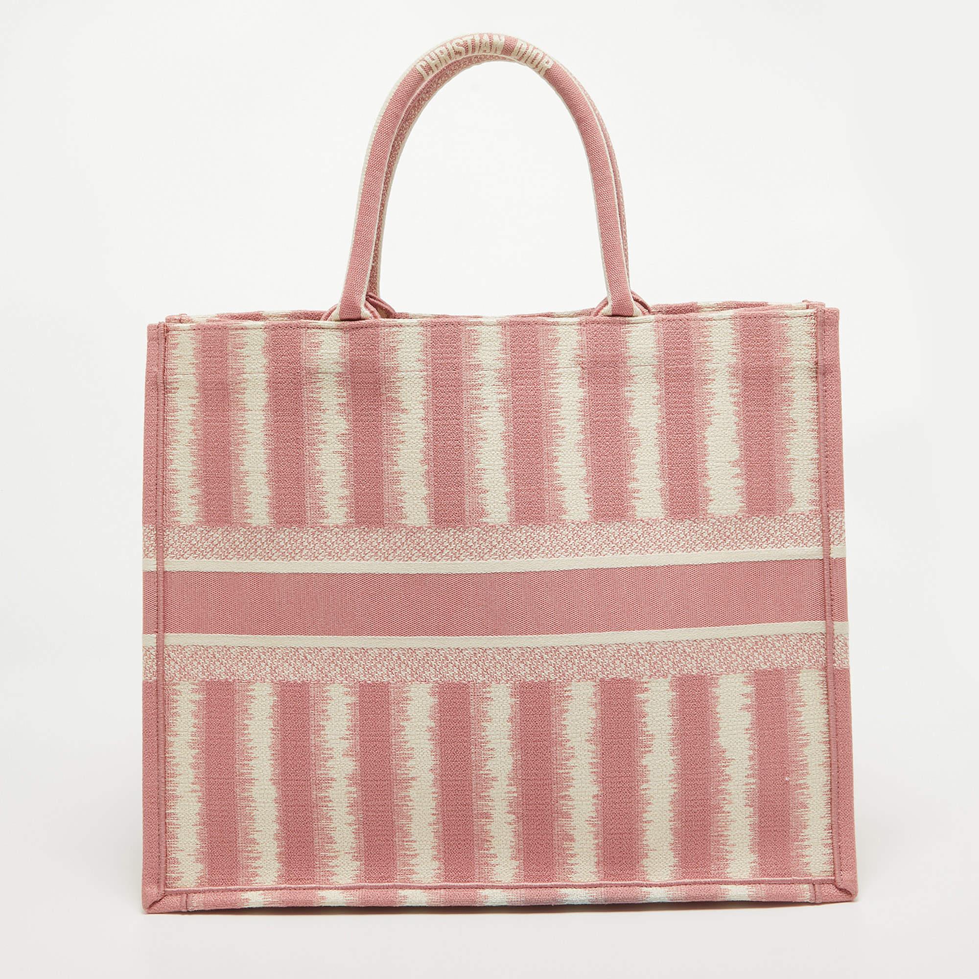 This alluring tote bag for women has been designed to assist you on any day. Convenient to carry and fashionably designed, the tote is cut with skill and sewn into a great shape. It is well-equipped to be a reliable accessory.

