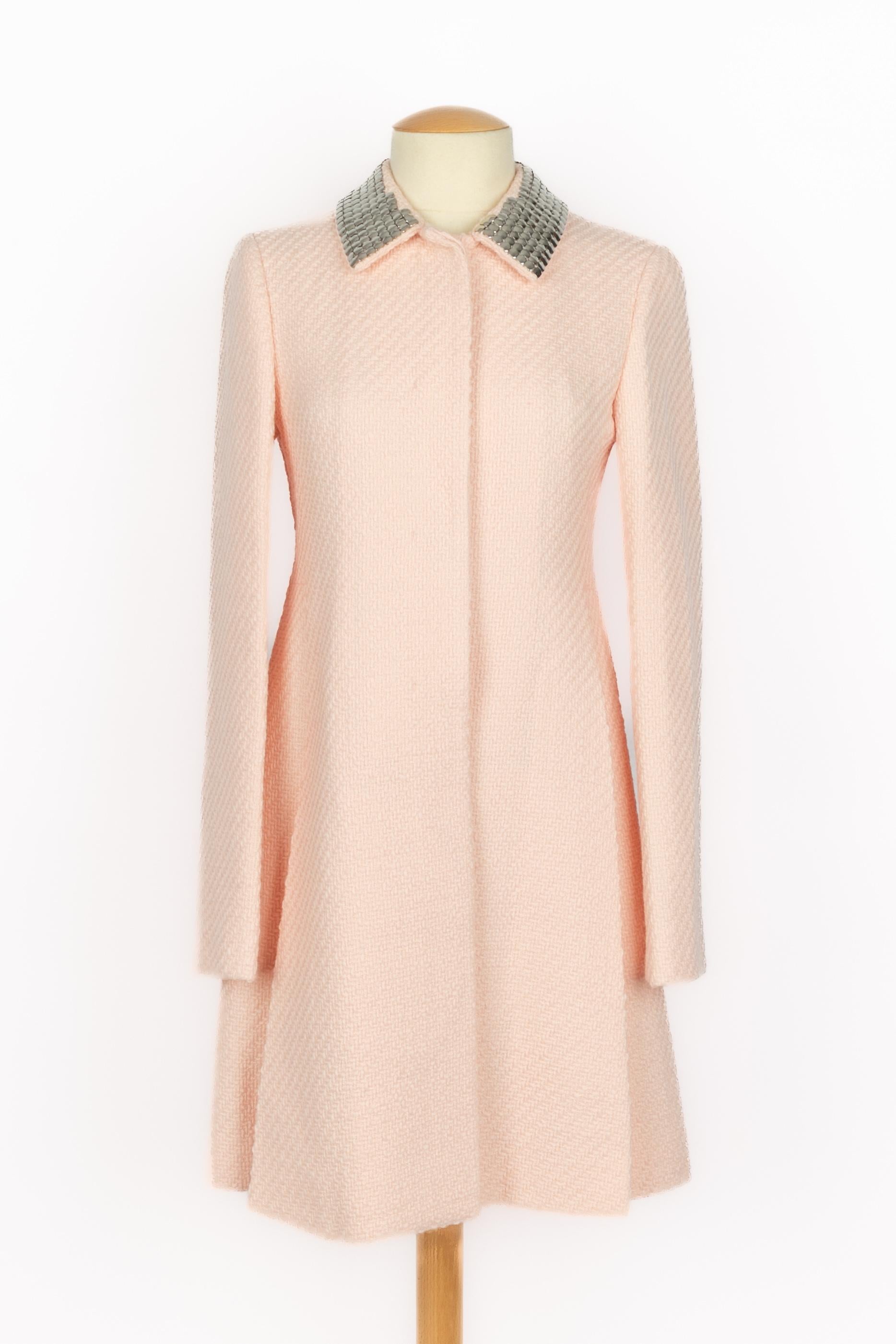 DIOR - (Made in France) Pink new wool coat, collar ornamented with tiny silvery metal plates. Silk lining. Size 36FR.

Condition:
Very good condition

Dimensions:
Shoulder width: 40 cm - Chest: 41 cm - Sleeve length: 62 cm - Length: 90 cm

SKU:M73