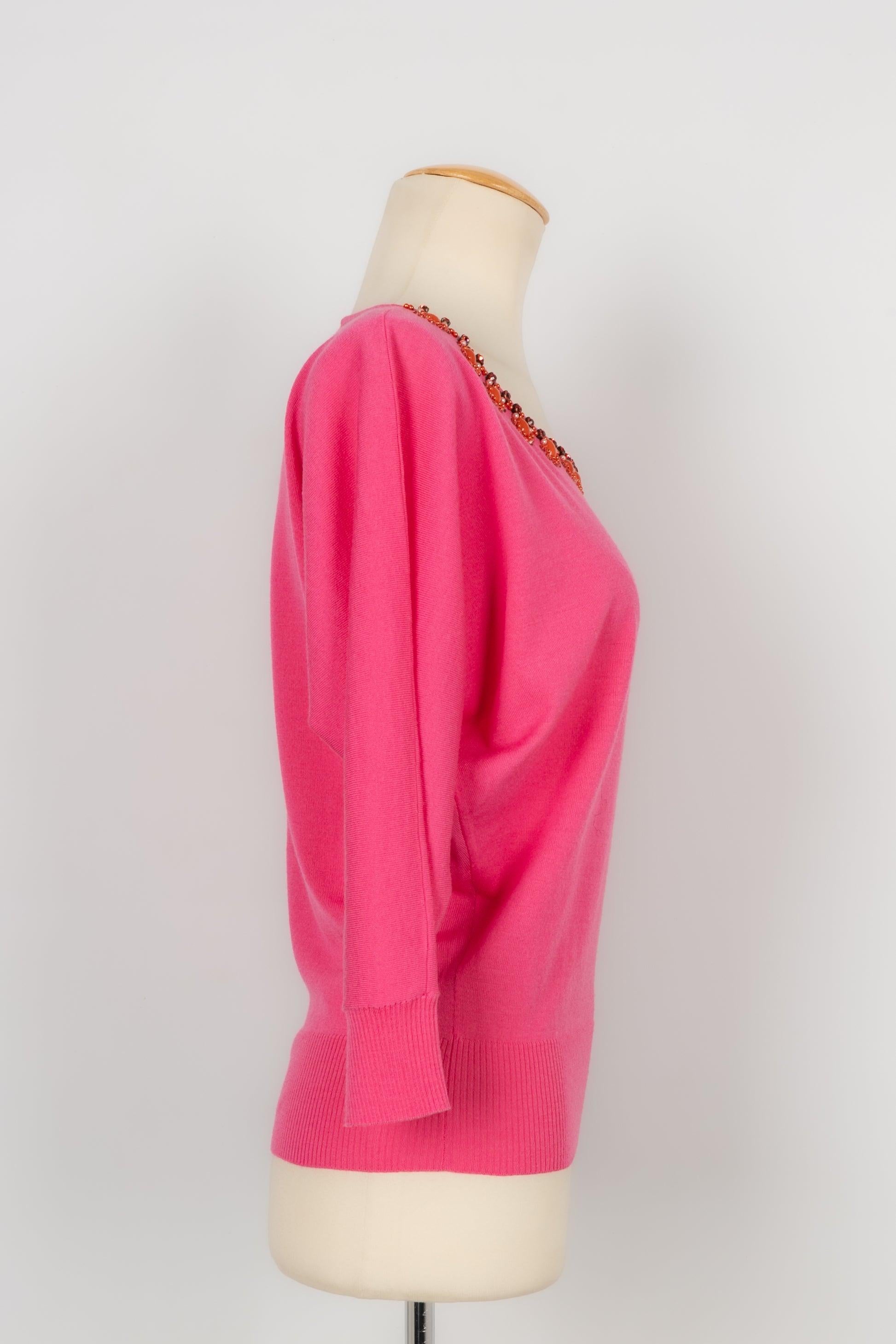 Dior - (Made in Italy) Pink wool tiny sweater, collar embroidered with rhinestones and cabochons. Size 40FR. 2008 Cruise Collection under the artistic direction of John Galliano.

Additional information:
Condition: Very good condition
Dimensions: