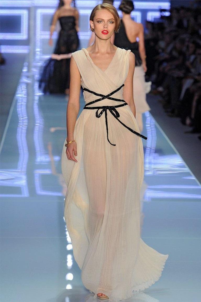 Dior - (Made in France) Vestido plisado de seda bordado con perlas negras. Talla 36FR. Colección Verano 2012 bajo la dirección artística de John Galliano.

Más información:
Estado: Muy buen estado
Dimensiones: Pecho: 43 cm - Cintura: 38 cm - Largo: