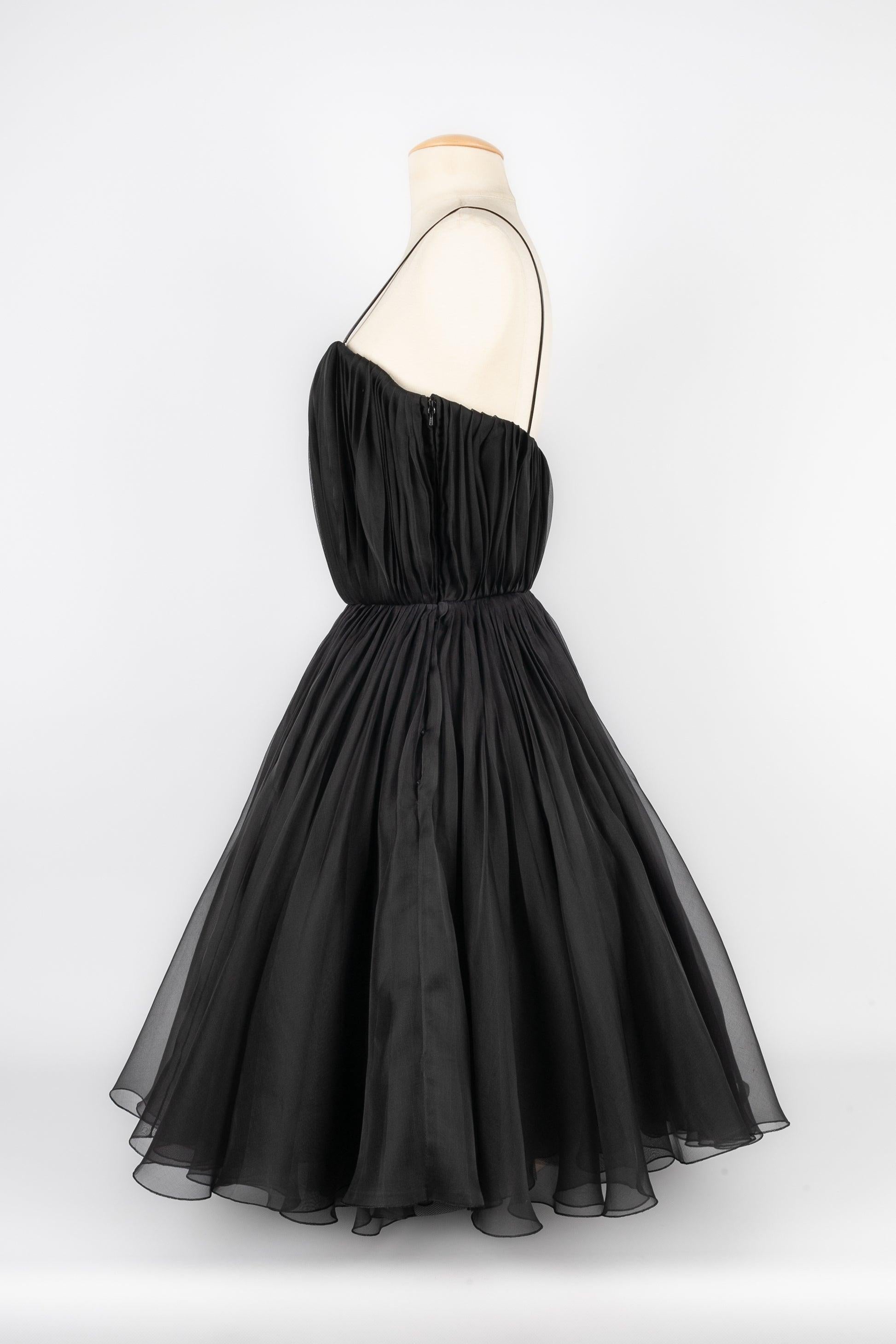 Dior - (Made in France) Pleated silk tutu dress. 42FR size indicated.

Additional information:
Condition: Very good condition
Dimensions: Chest: 48 cm - Waist: 39 cm - Length: 94 cm

Seller Reference: VR204