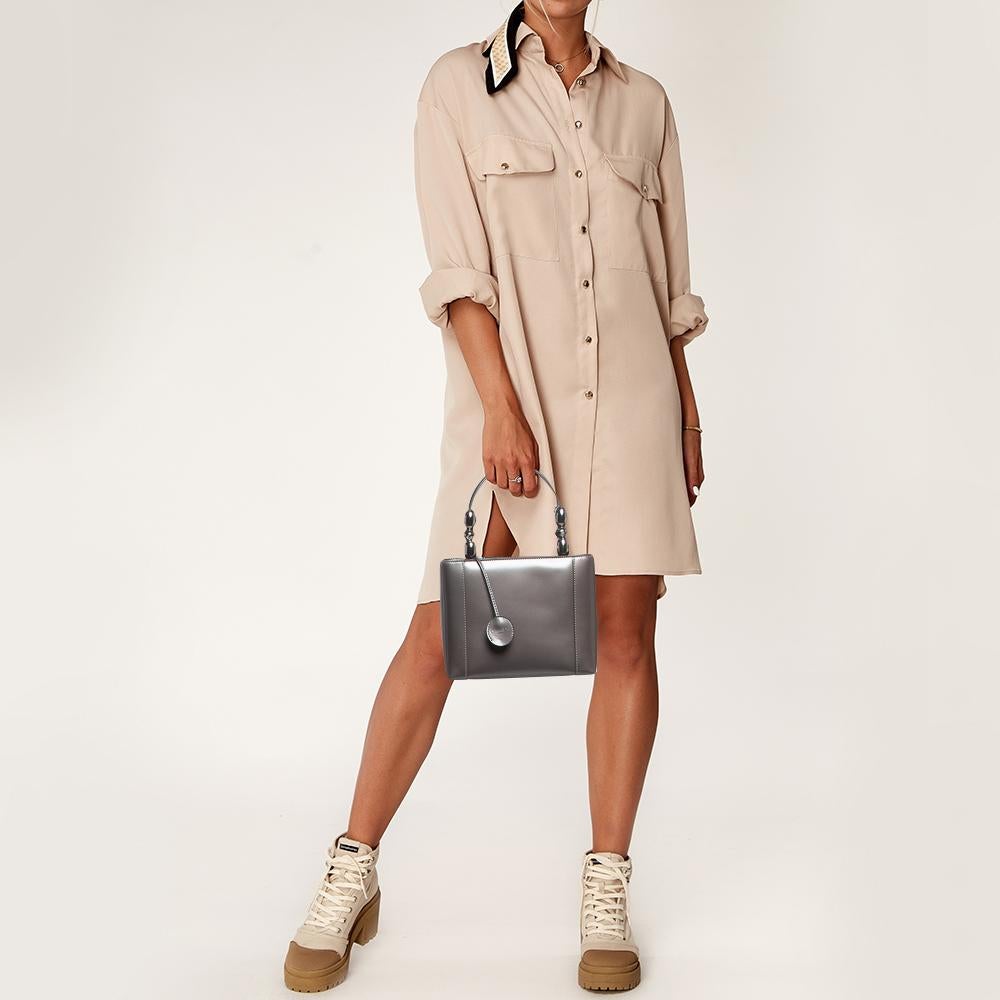 This alluring tote bag for women has been designed to assist you on any day. Convenient to carry and fashionably designed, the tote is cut with skill and sewn into a great shape. It is well-equipped to be a reliable accessory. 