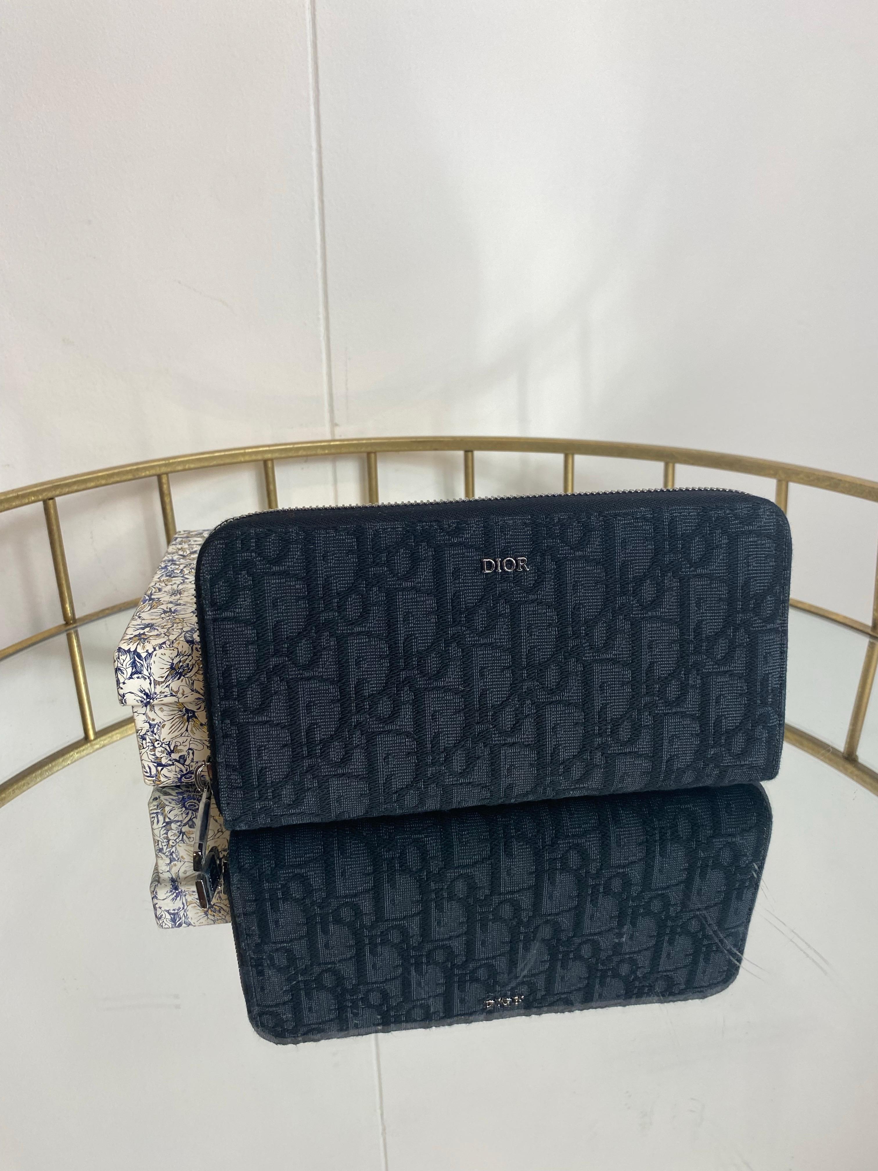 Embrague Dior Logo con caja original y polvo incluidos.
Altura 10 cm.
Longitud 20 cm.
Nuevo sin etiqueta.