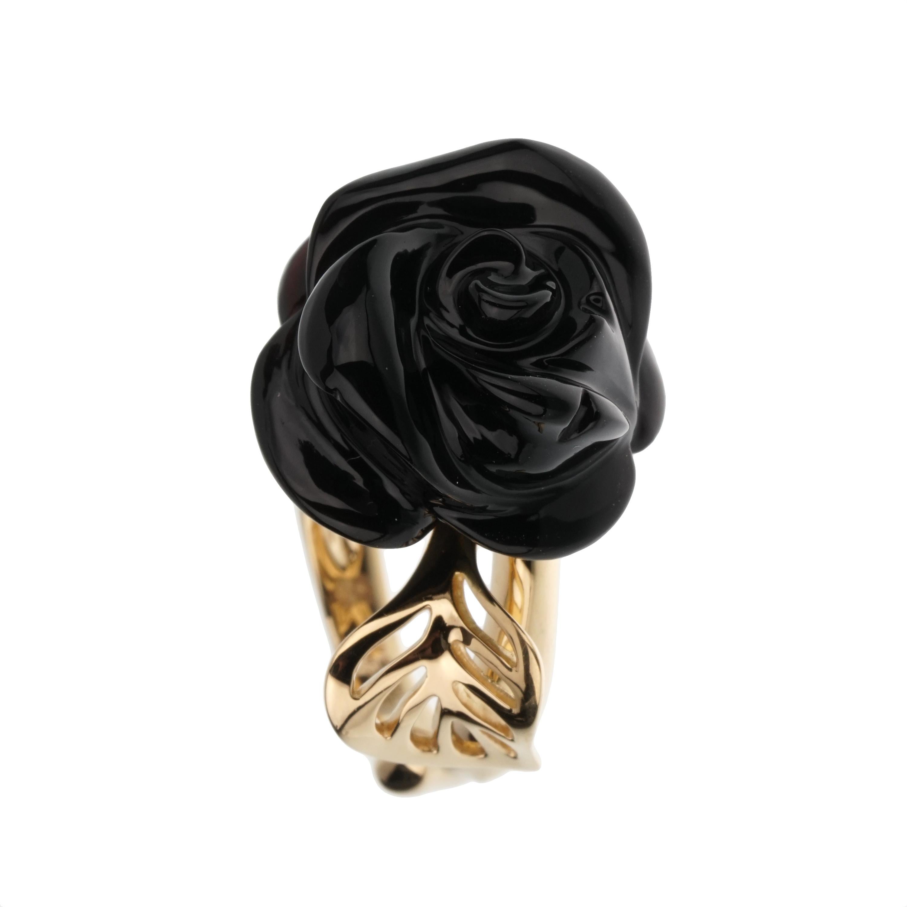 The Dior Pre Catelan Onyx Diamond 18k Yellow Gold Cocktail Ring is an exquisite piece that seamlessly combines artistic craftsmanship with the elegance of natural forms. This bold and romantic creation draws inspiration from the timeless beauty of