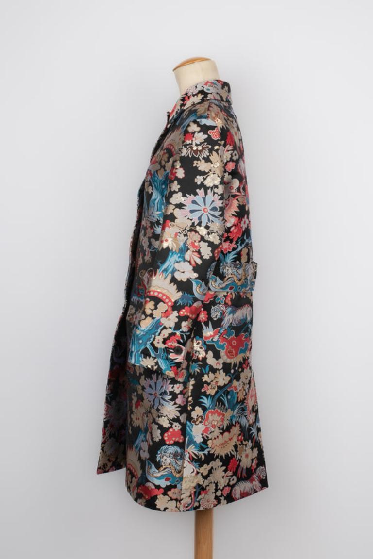 Dior - (Made in Italy) Printed coat with a black silk lining. Size 36FR.

Additional information: 
Condition: Very good condition
Dimensions: Shoulder width: 46 cm - Sleeve length: 58 cm - Length: 96 cm

Seller Reference: M26