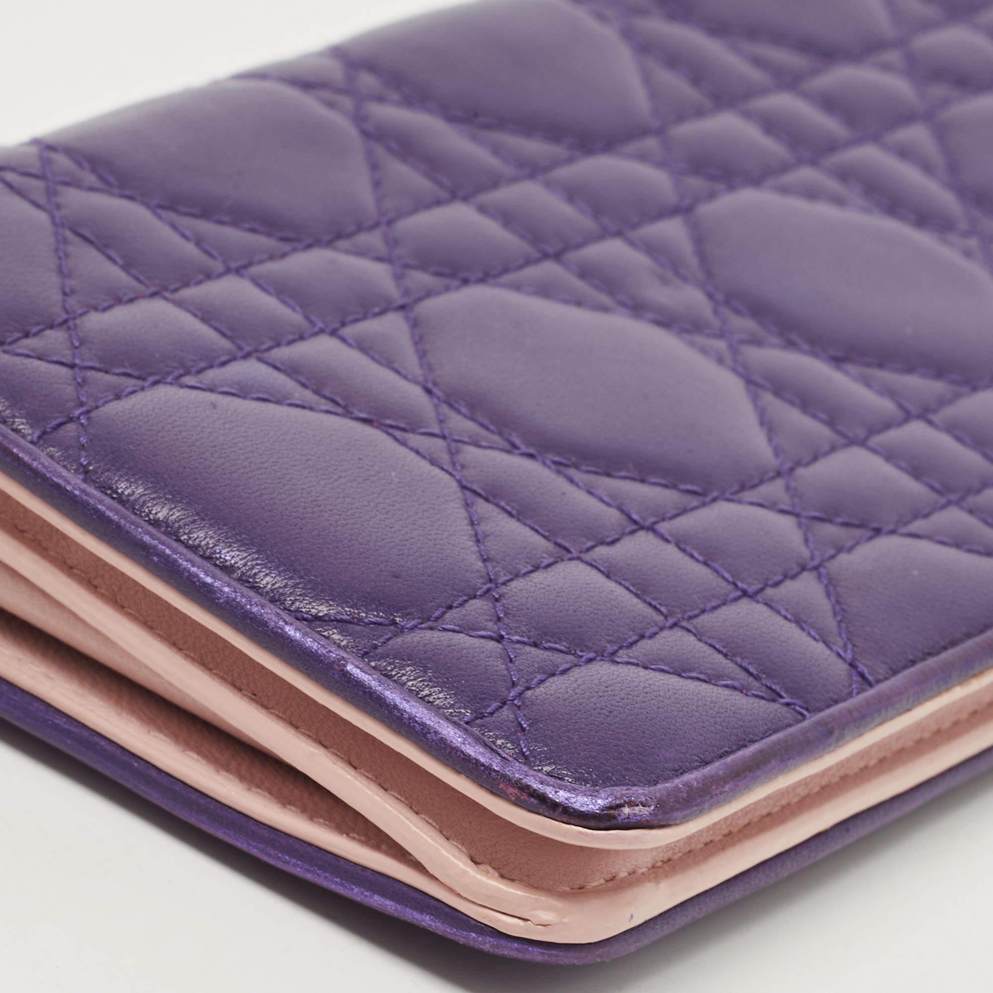 Dior Portefeuille continental bifold en cuir cannage violet Bon état - En vente à Dubai, Al Qouz 2