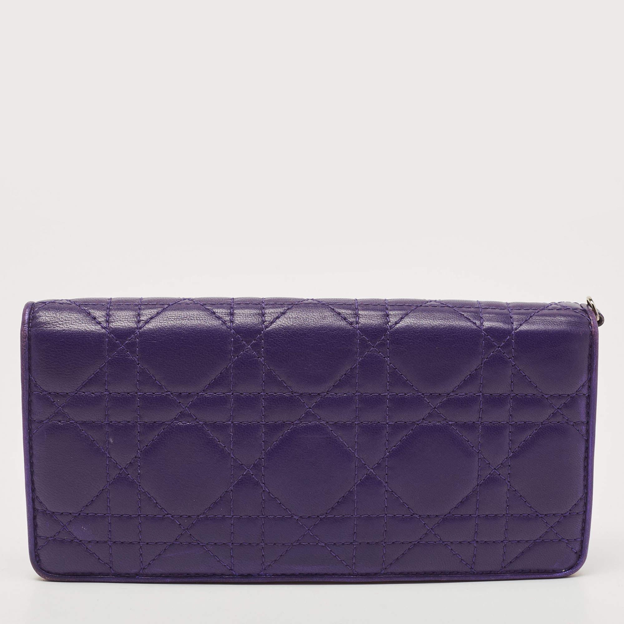 Dior Portefeuille continental bifold en cuir cannage violet Pour femmes en vente