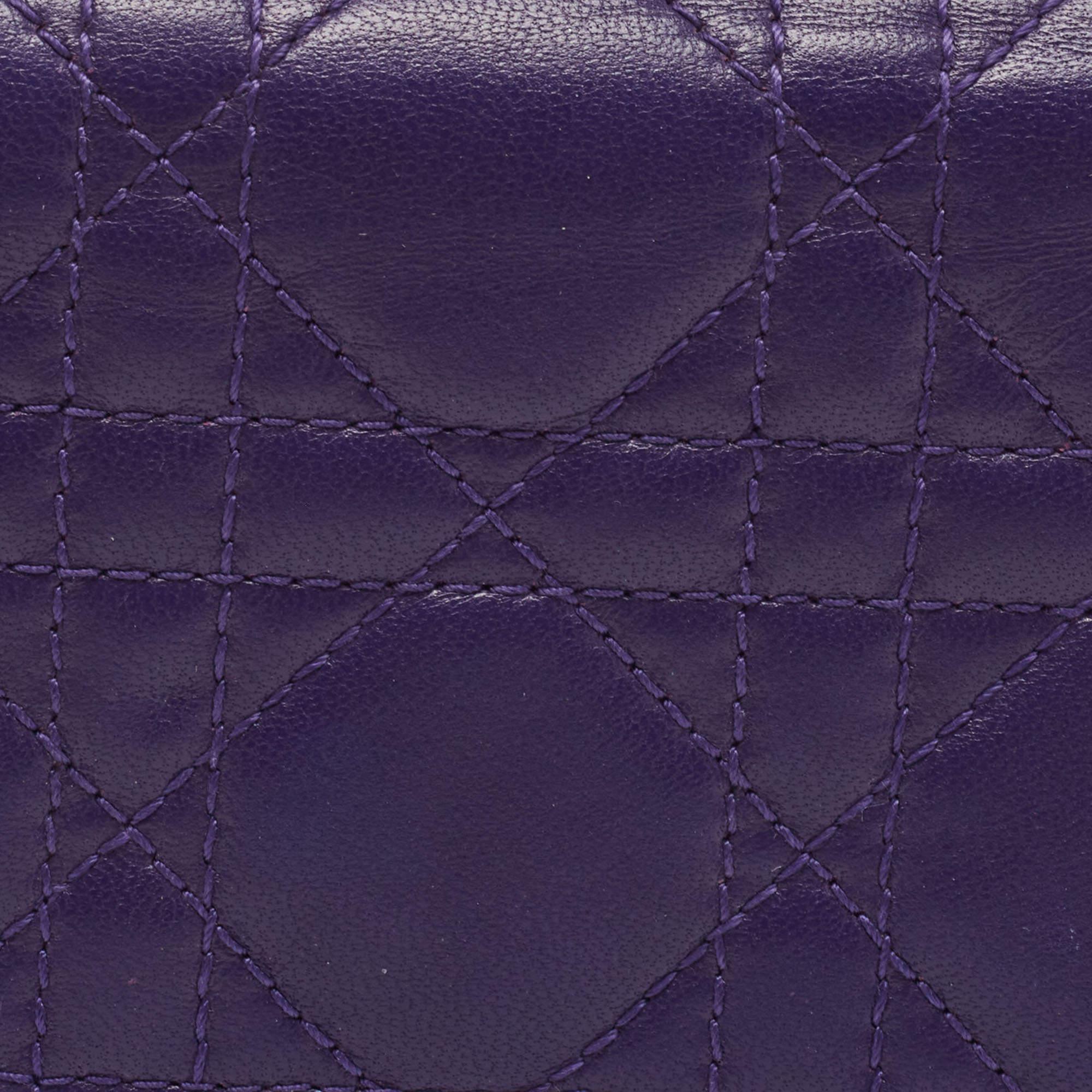 Dior Portefeuille continental bifold en cuir cannage violet en vente 2