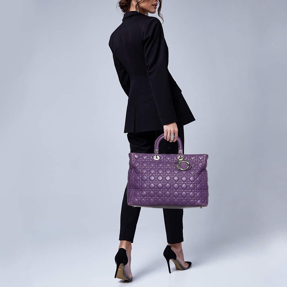 Gris Dior - Grand sac cabas Lady Dior en cuir cannage violet en vente