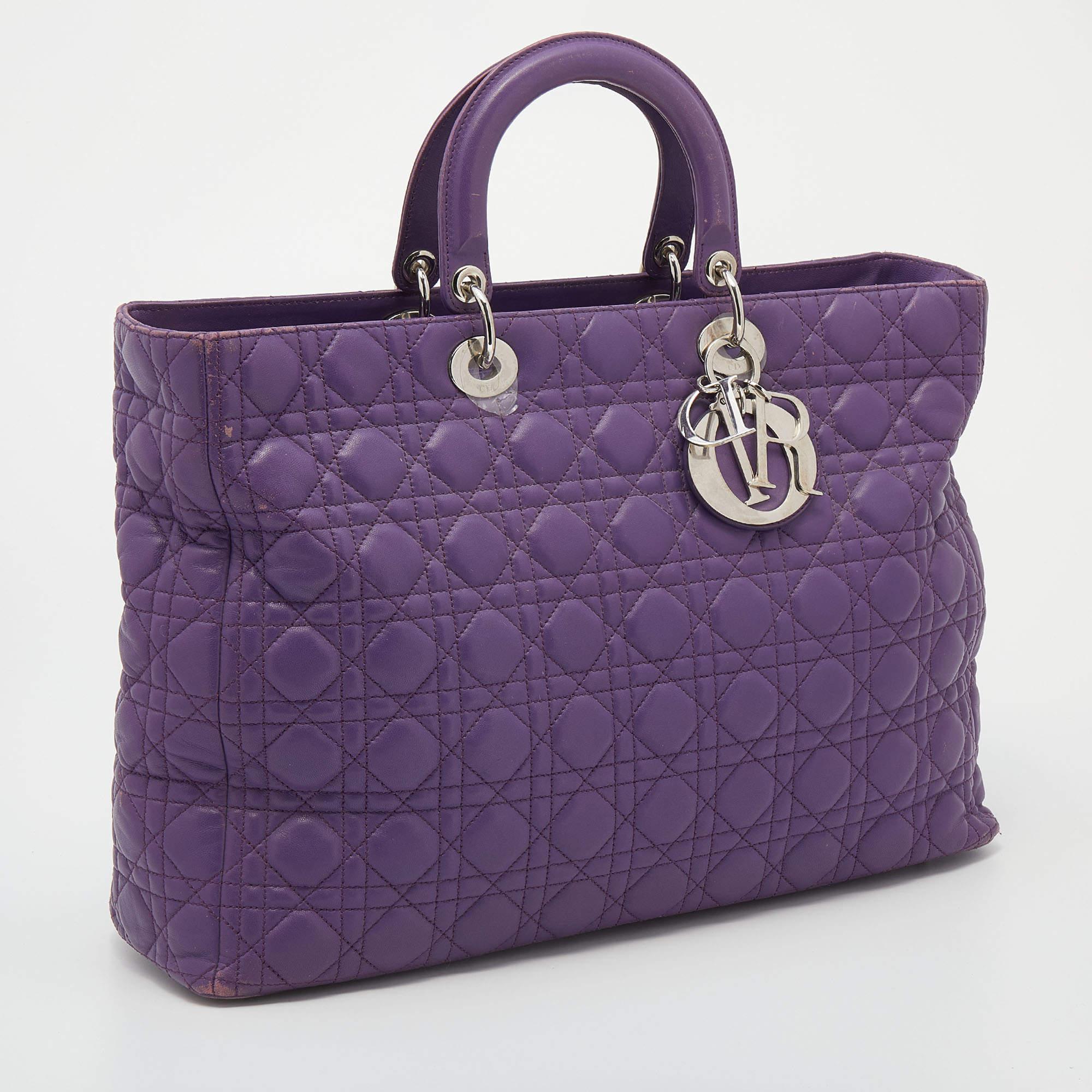 Dior - Grand sac cabas Lady Dior en cuir cannage violet État moyen - En vente à Dubai, Al Qouz 2
