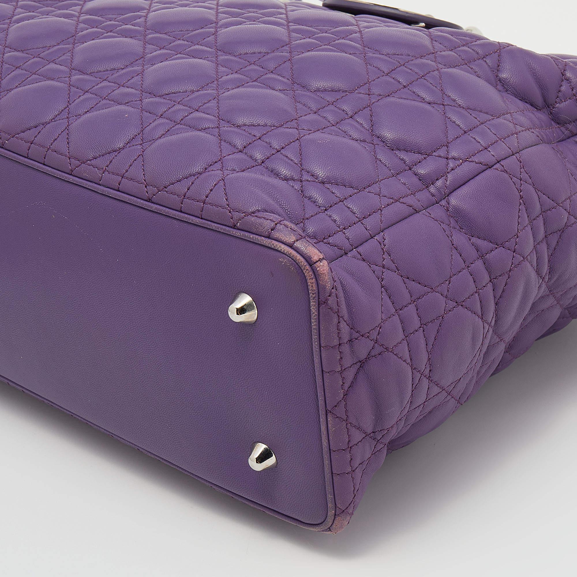 Dior - Grand sac cabas Lady Dior en cuir cannage violet en vente 4