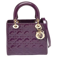 Sac cabas Dior Lady Dior de taille moyenne en cuir verni cannage violet