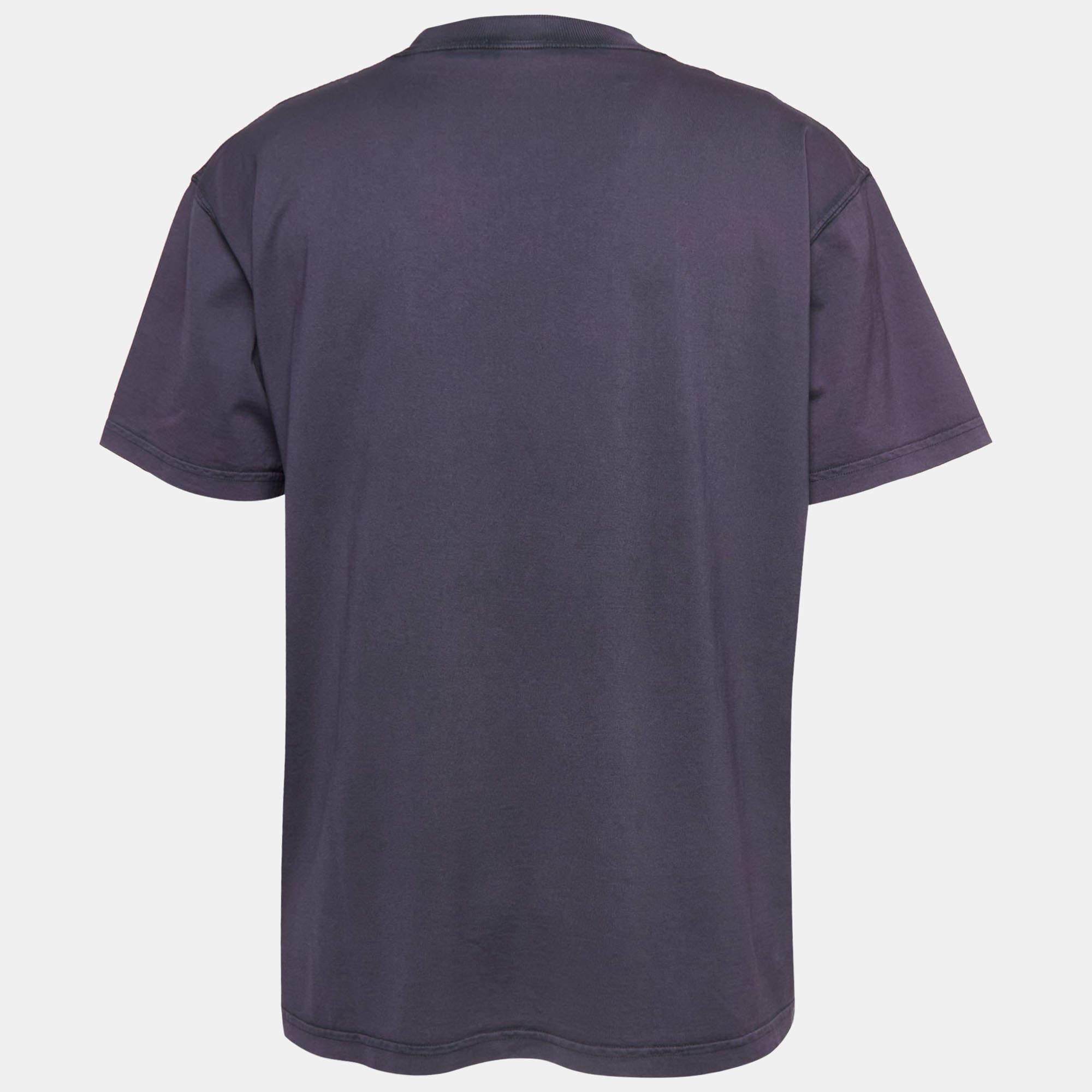 Choose all-day comfort with this Dior cotton T-shirt. Beautifully sewn, the men's T-shirt, featuring a crew neckline and short sleeves, guarantees quality and simple style.

