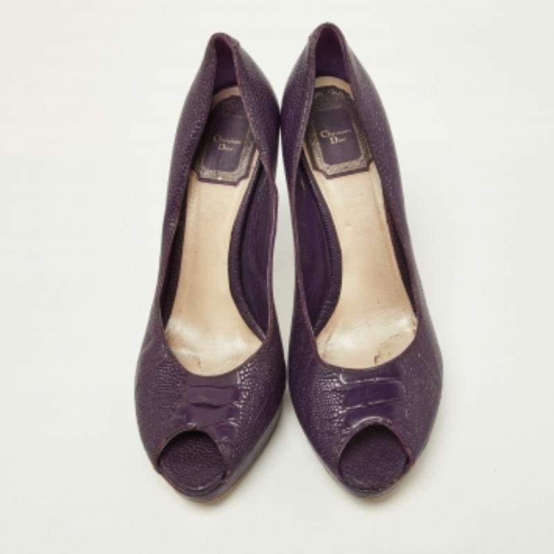 Faites preuve de chic avec ces escarpins de créateur. Elles présentent des talons robustes et des semelles durables, parfaits pour vos sorties à la mode !