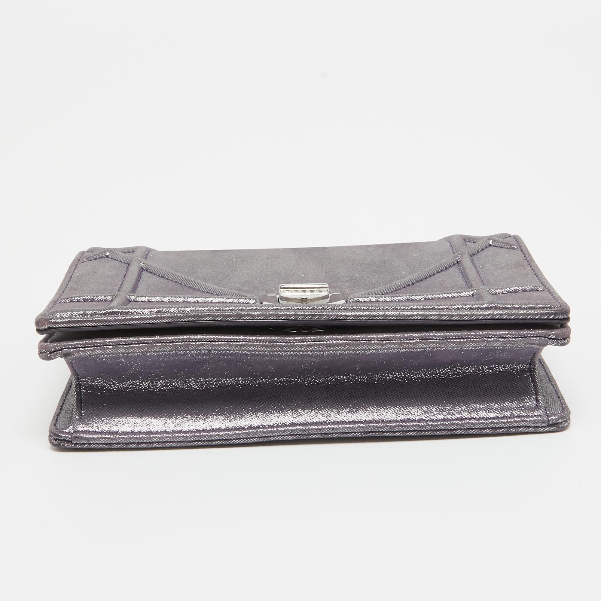 Dior Portefeuille Diorama en cuir irisé violet sur chaîne en vente 6