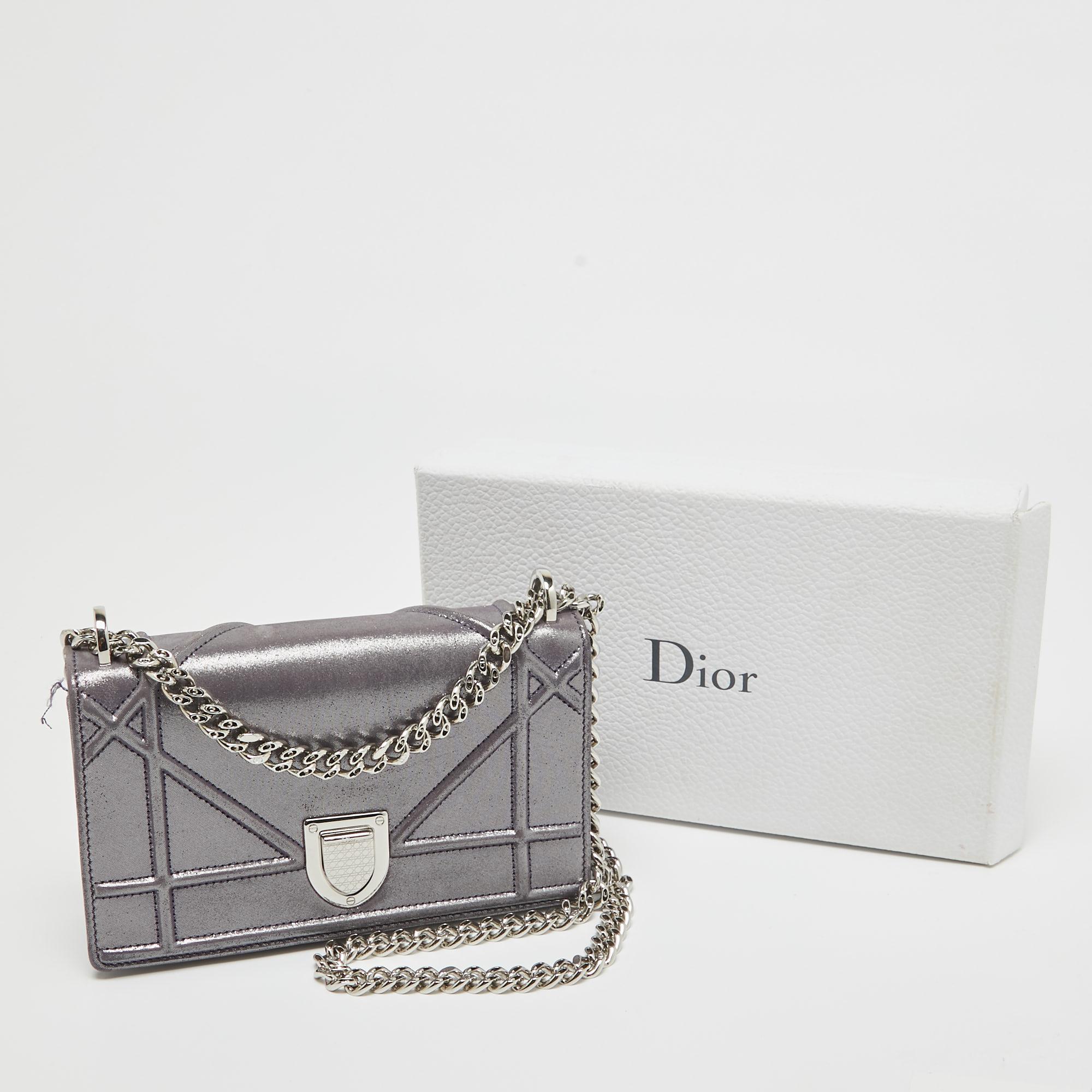 Dior Portefeuille Diorama en cuir irisé violet sur chaîne en vente 10