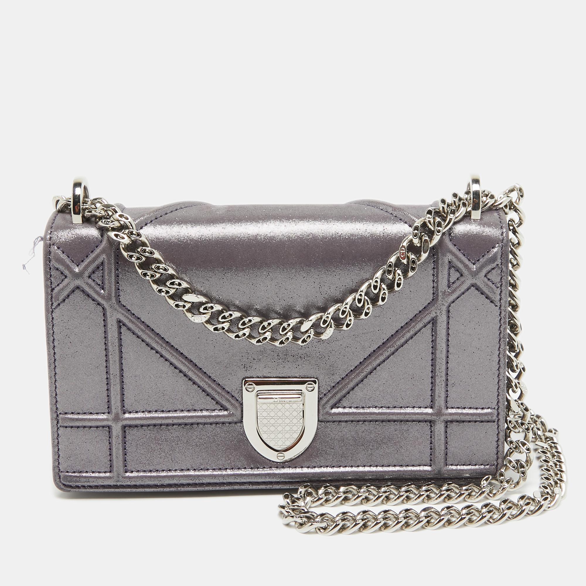 Dior Portefeuille Diorama en cuir irisé violet sur chaîne en vente 1