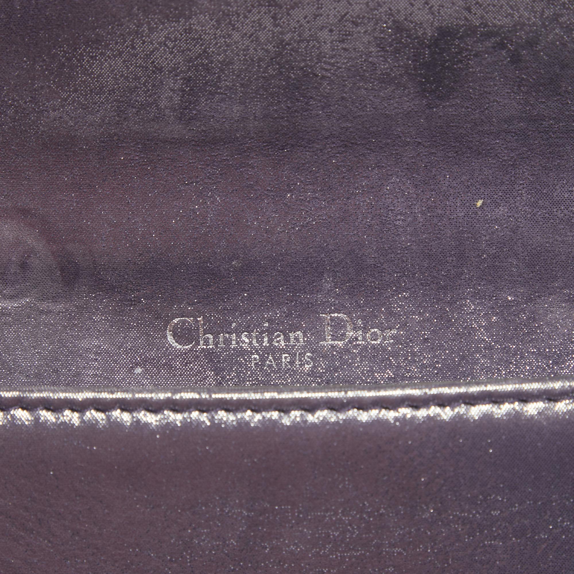 Dior Portefeuille Diorama en cuir irisé violet sur chaîne en vente 2