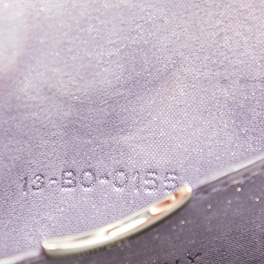 Dior Portefeuille Diorama en cuir irisé violet sur chaîne en vente 5