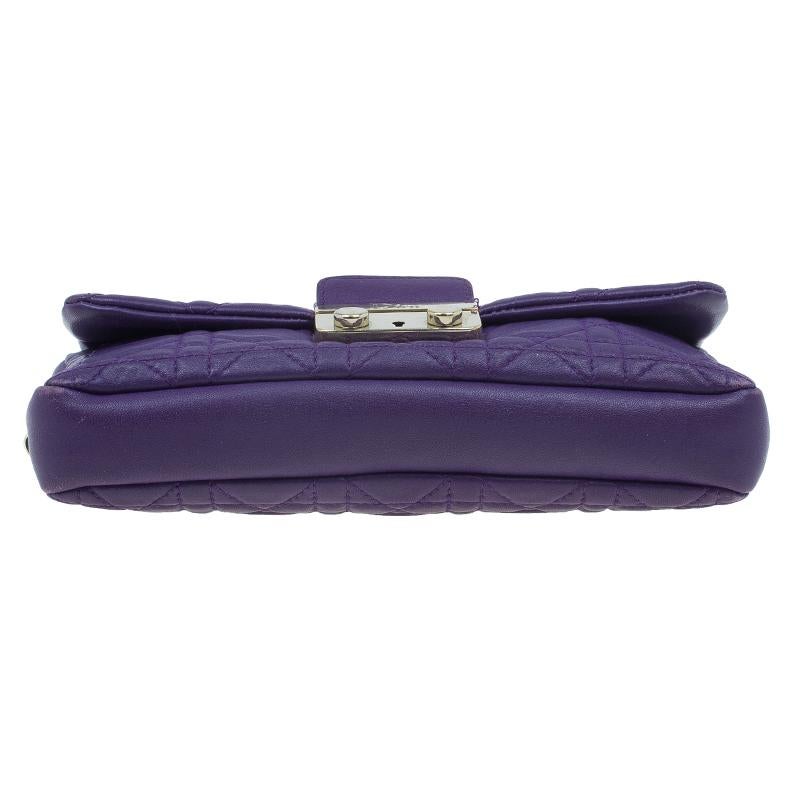 Dior Purple Leather New Lock Chain Clutch Bag im Zustand „Gut“ in Dubai, Al Qouz 2