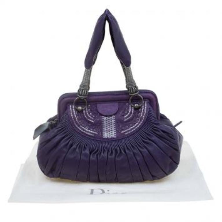 Introdotta nel 2008, la borsa Dior Plisse è intramontabile grazie ai suoi dettagli accattivanti. Questa tote bag è caratterizzata da pelle plissettata, splendidi ricami e una chiusura Dior in acrilico. Il doppio manico piatto in pelle con dettagli