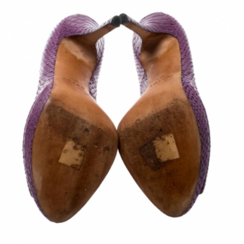 Ces escarpins Miss Dior de Dior, offrent une allure résolument contemporaine et sophistiquée. Confectionnées en cuir de python exotique, elles sont dotées de peep-toes et montées sur des talons de 12,5 cm. NOTE : DISPONIBLE POUR LES CLIENTS DE L'UAE