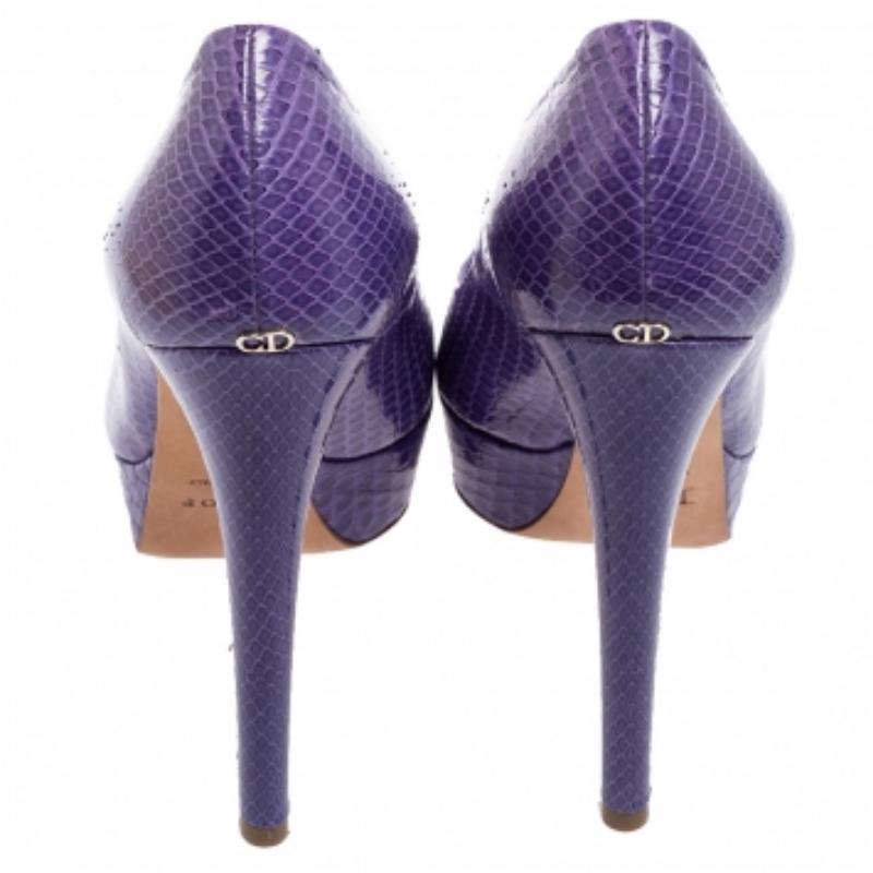 La colección Miss Dior de Dior es una creación significativa que sigue atrayendo a todo el mundo con su estilo impecable. Estos zapatos de salón Miss Dior están fabricados en pitón y cuentan con peep-toes, plataformas y tacones altos. Atrévete con
