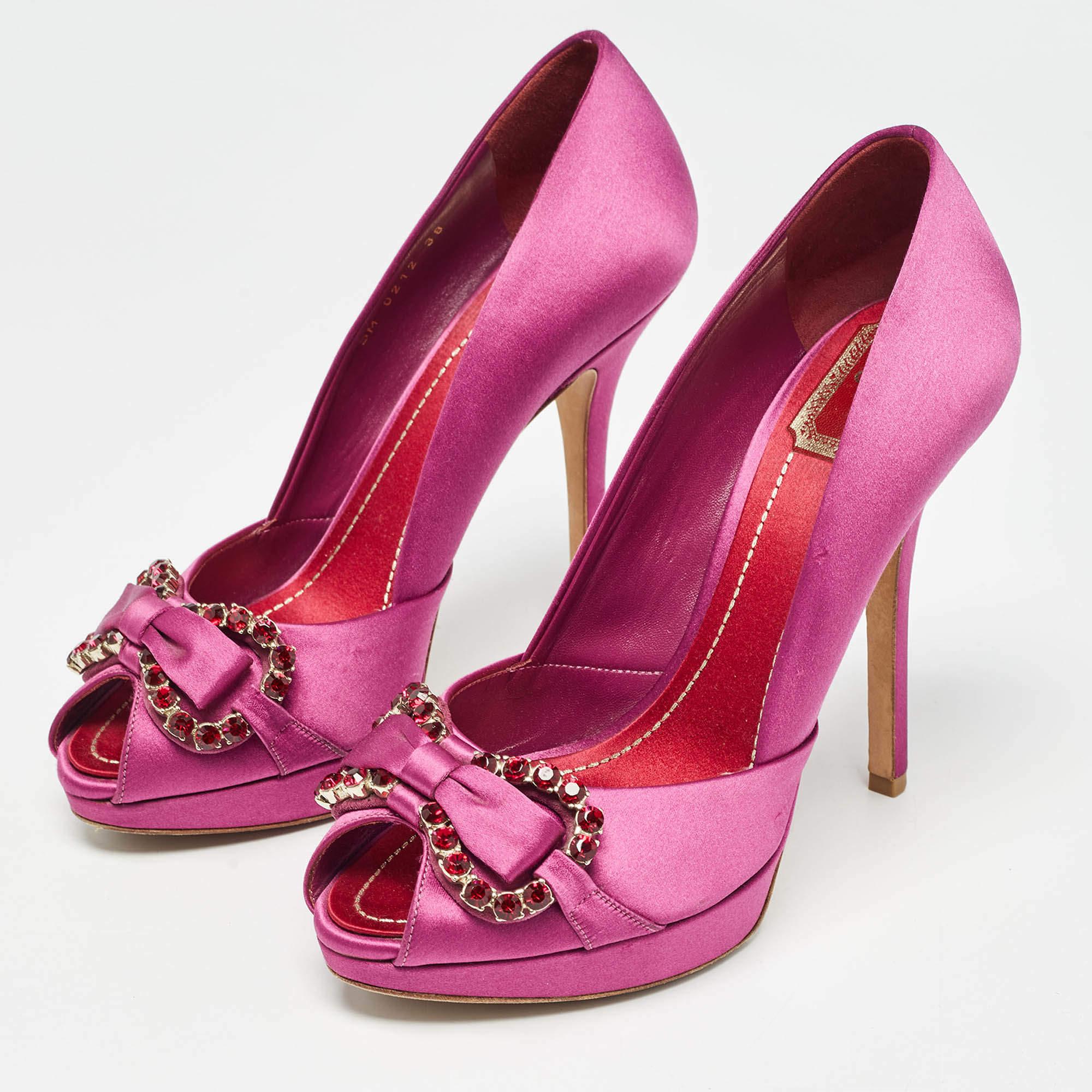 Fate una dichiarazione di stile chic con queste décolleté di design. Presentano tacchi robusti e suole resistenti, perfetti per le tue uscite alla moda.