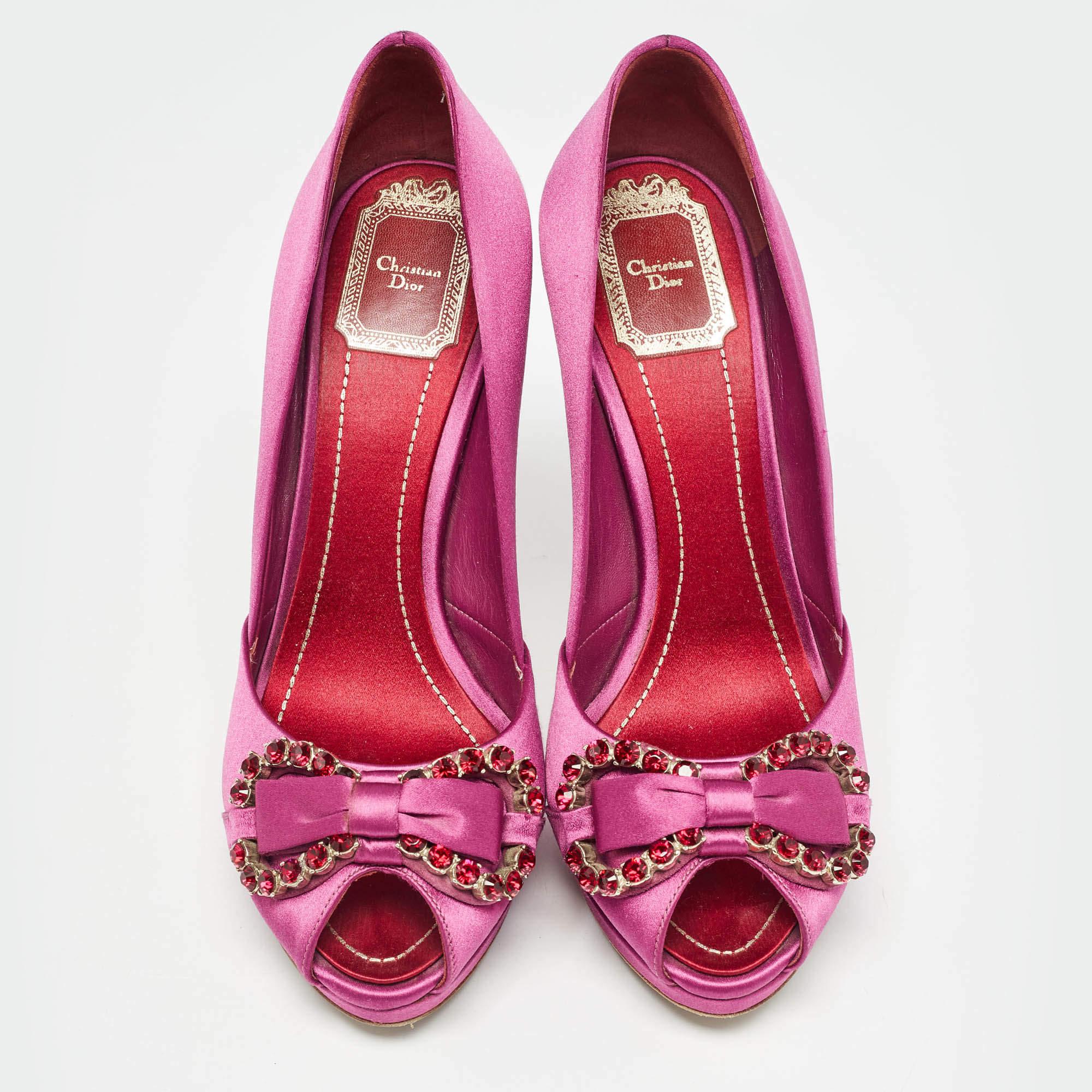 Viola Dior Purple Satin Crystal Embellished Bow Peep Toe Pumps Taglia 38