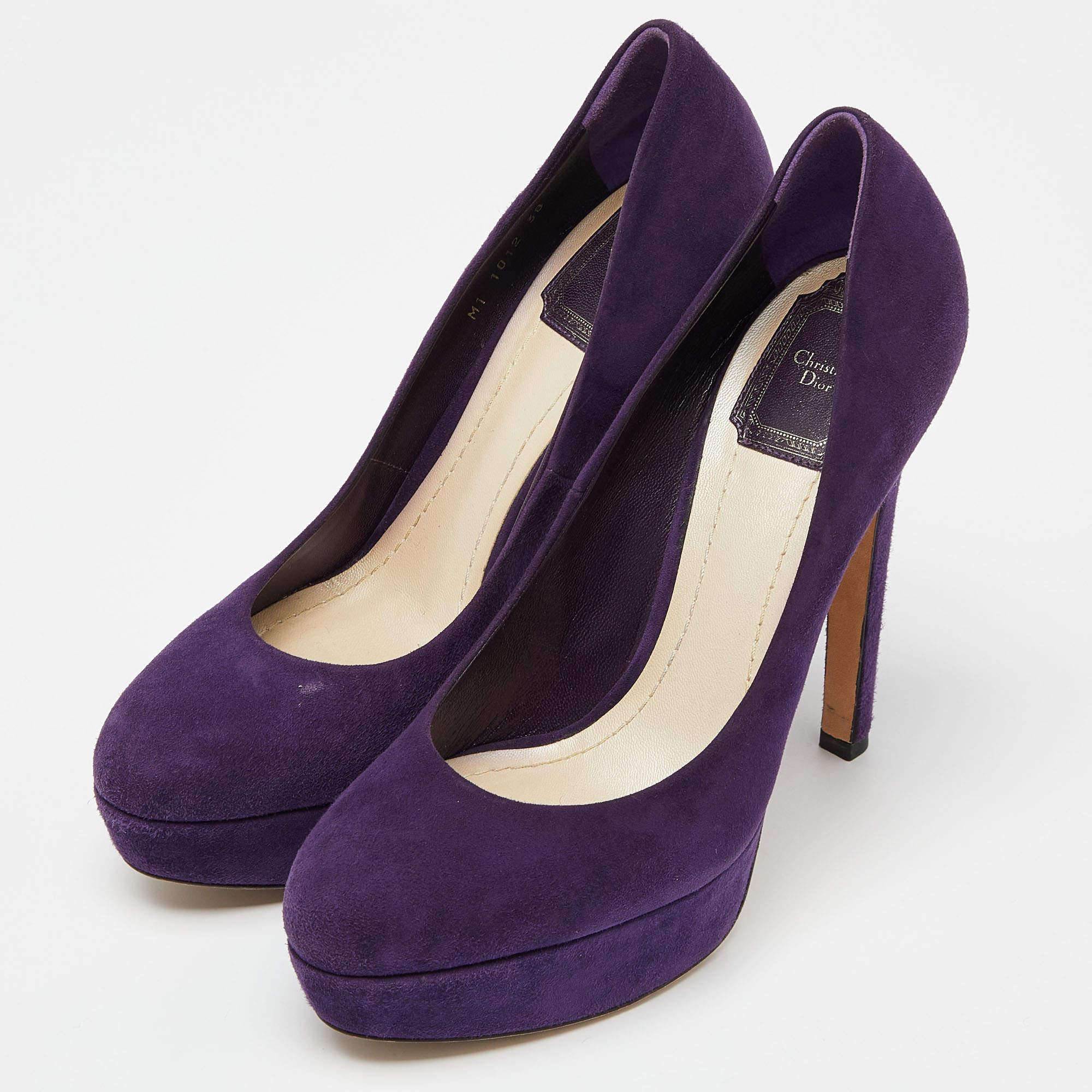 Ces escarpins Miss Dior de Christian Dior sont très élégants. Labellisées en daim, elles présentent des talons de 13,5 cm et un intérieur doublé de cuir avec l'étiquette de la marque. Mais ce qui distingue cette paire classique, c'est le logo CD
