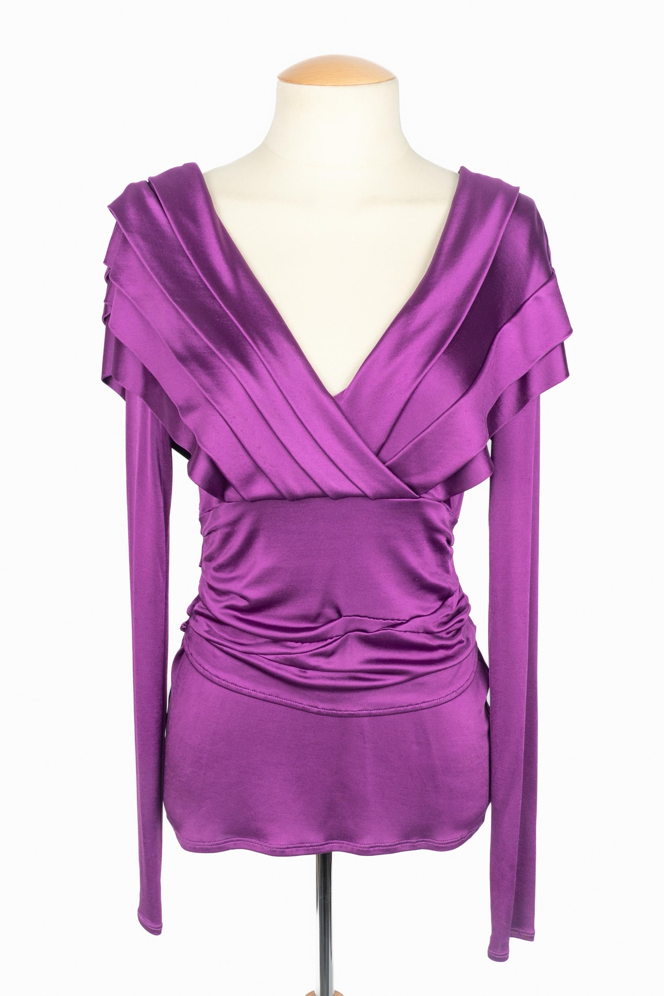 DIOR - (Made in Italy) Top in rete viola. Taglia 40FR. Una collezione del 2007 sotto la direzione artistica di John Galliano.

Condizioni:
Buono stato

Dimensioni:
Larghezza spalle: 47 cm - Petto: 40 cm - Lunghezza maniche: 69 cm - Lunghezza: 68
