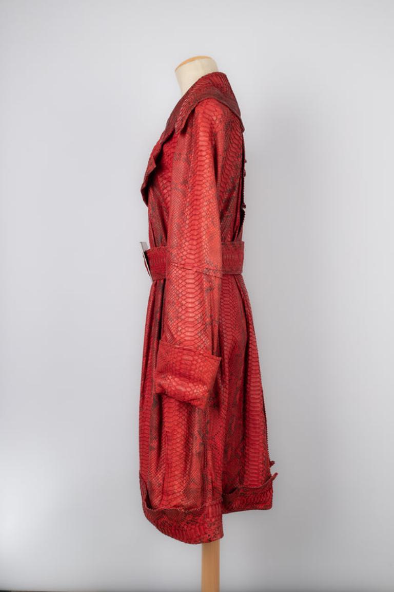 Dior -  (Made in France) Python coat lustered with red. Crossed buttons. 2006 Fall-Winter Ready-to-Wear Collection under the artistic direction of John Galliano. 38FR size.

Additional information:
Condition: Very good condition
Dimensions: Shoulder