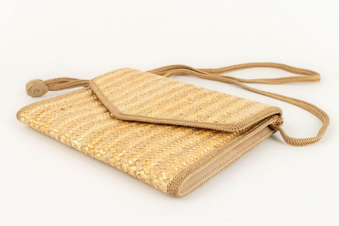 Dior - (Made in France) Raffia clutch bag with leather interior.

Additional information: 

Dimensions: Width : 23 cm, Height : 19 cm, Depth : 2 cm, Handle : 125 cm

Condition: Good condition

Seller Ref number: S235