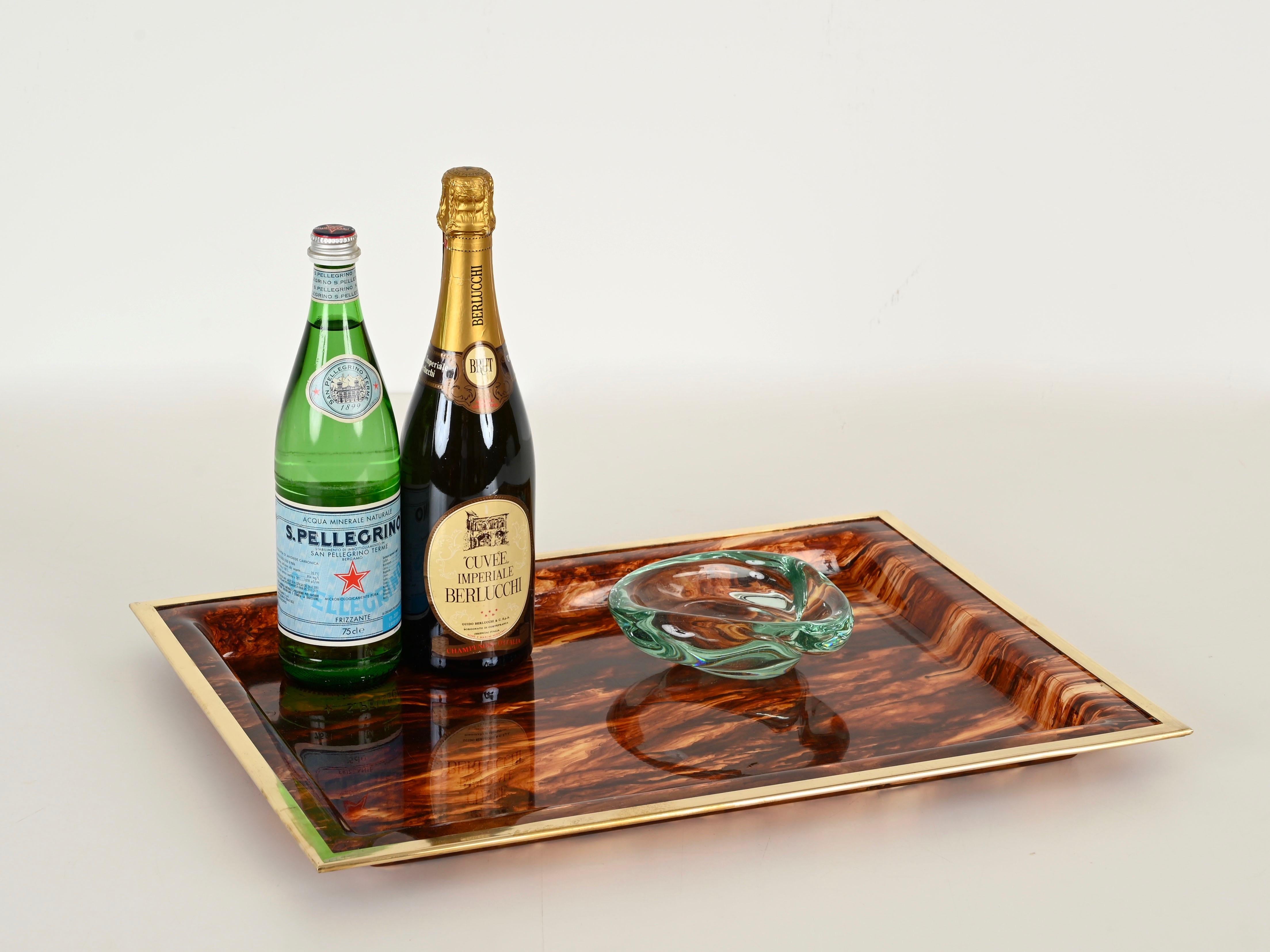 Spectaculaire plateau de service midcentury en lucite et laiton à effet écaille incroyablement charmant. Cette pièce incroyablement élégante a été conçue par Dior Home et produite en Italie dans les années 1970.

En très bon état, sans ébréchures ni