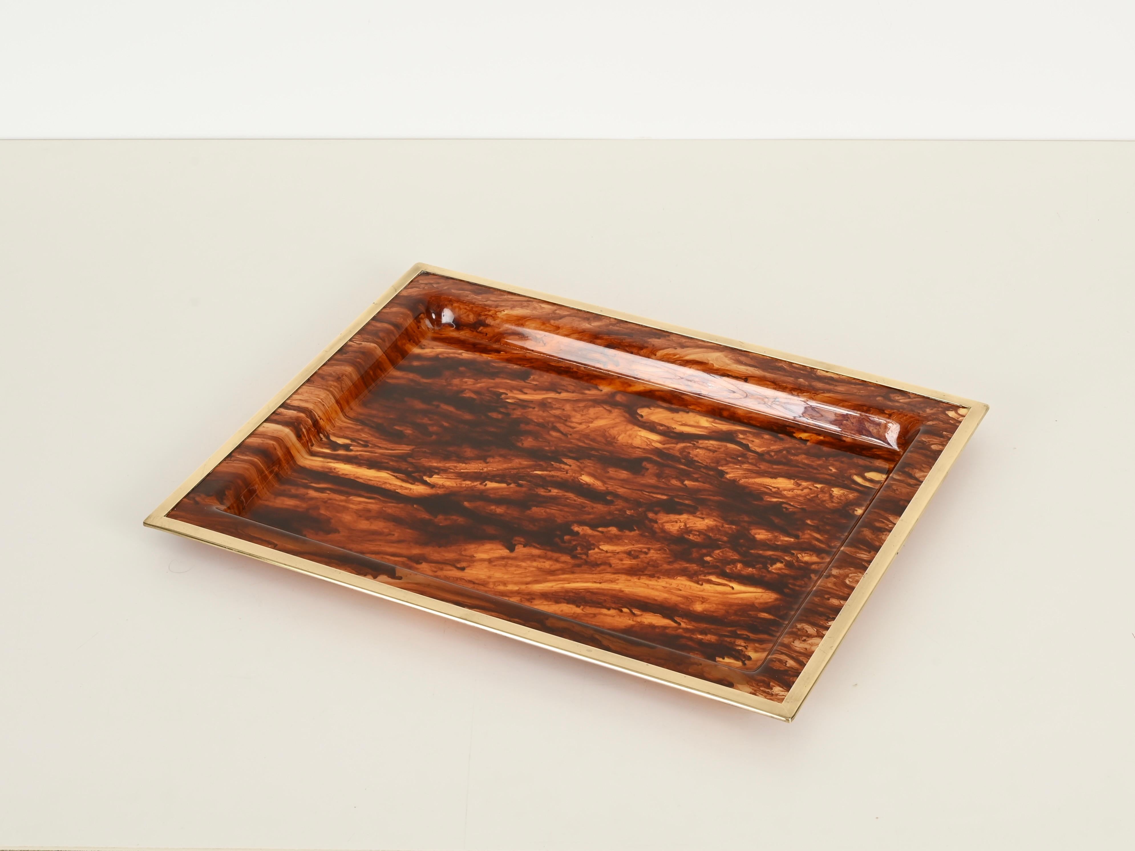 Marvelous Mid-Century serving tray fully made in a vibrant tortoiseshell effect lucite with a polished solid brass frame. This incredibly stylish piece was designed by Dior Home and produced in Italy during the 1970s.

In fabulous conditions with no