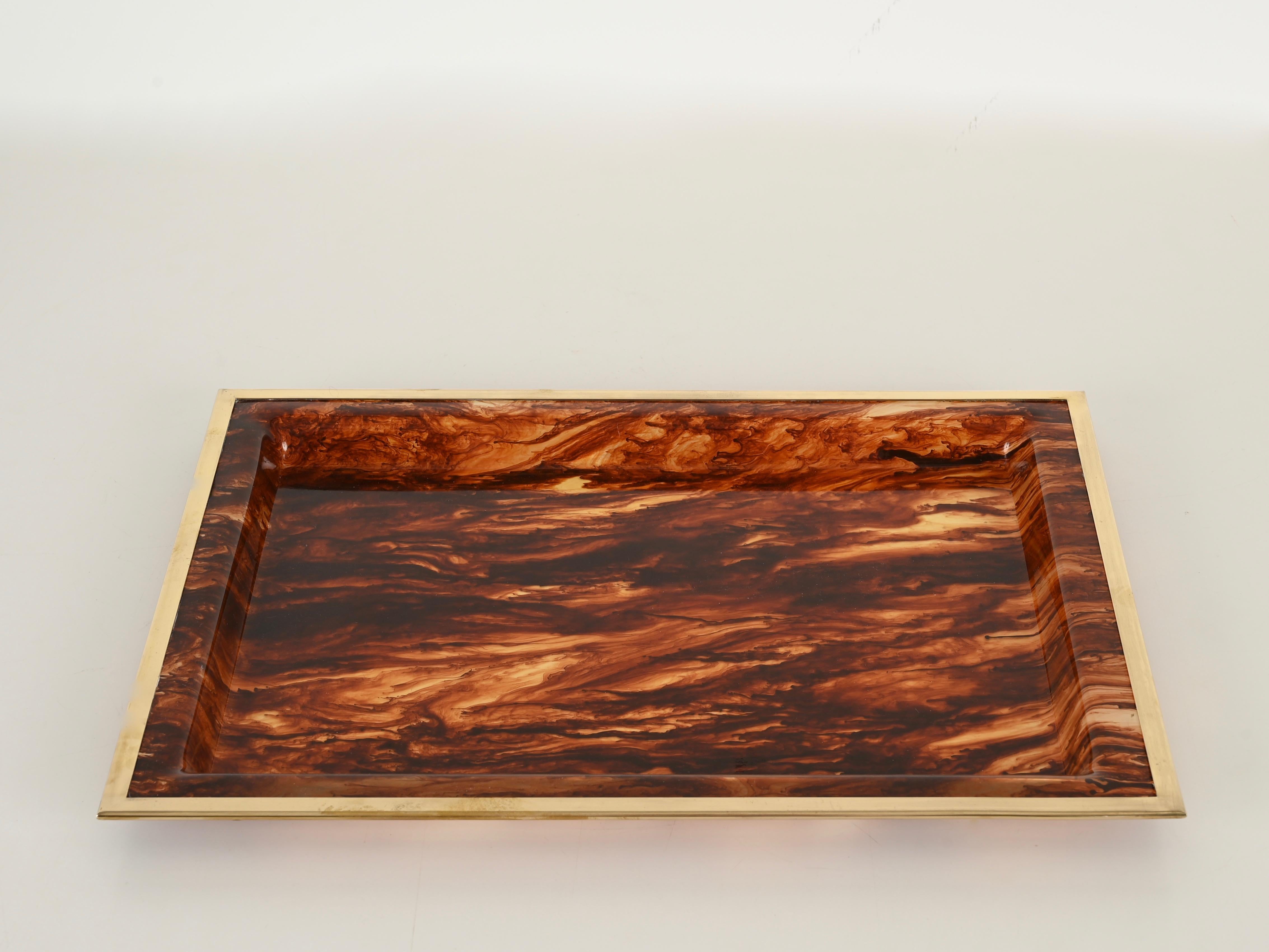 Fait main Plateau rectangulaire Dior en lucite et laiton à effet écaille, Italie, années 1970 en vente