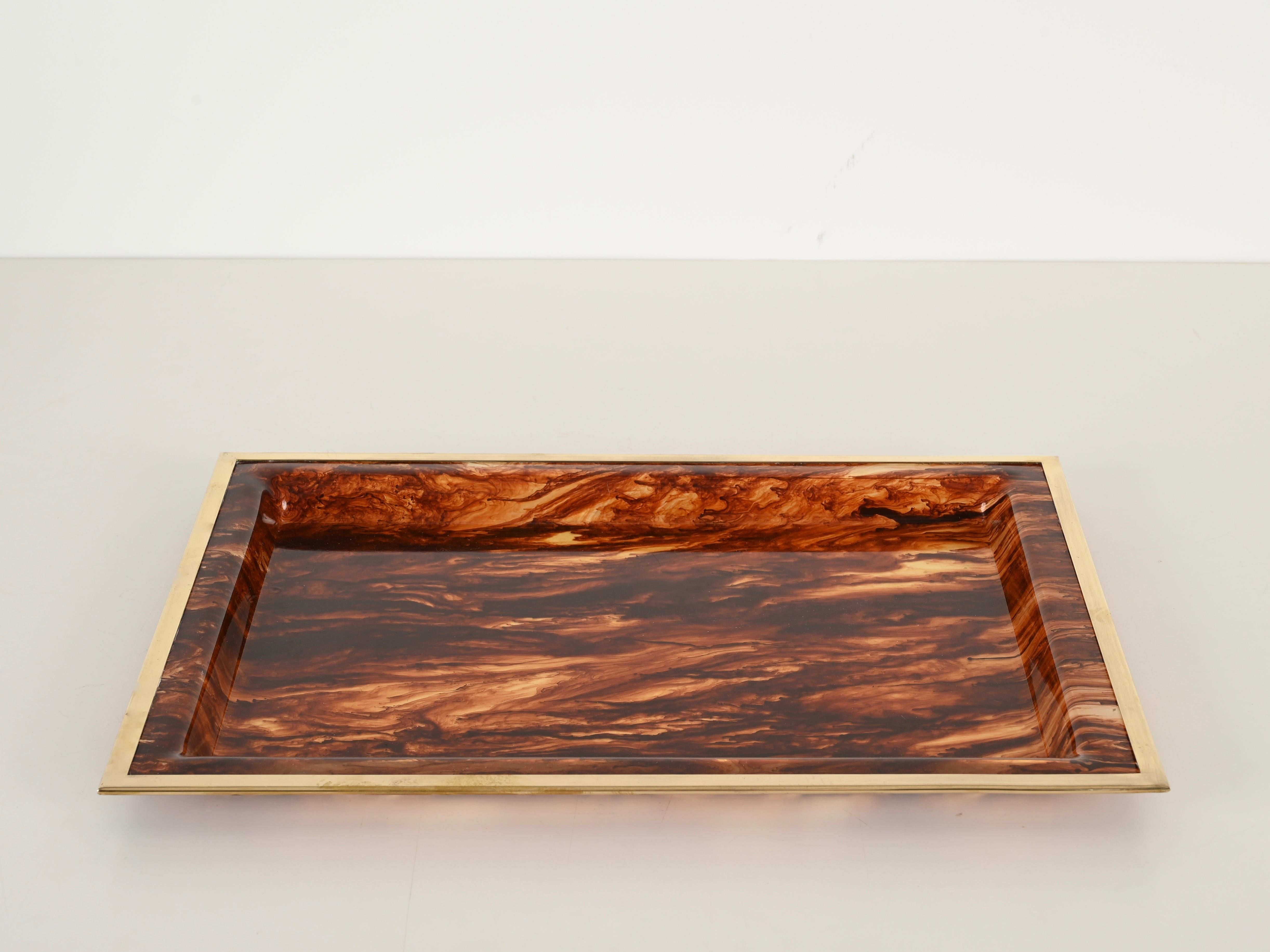 20ième siècle Plateau rectangulaire Dior en lucite et laiton à effet écaille, Italie, années 1970 en vente