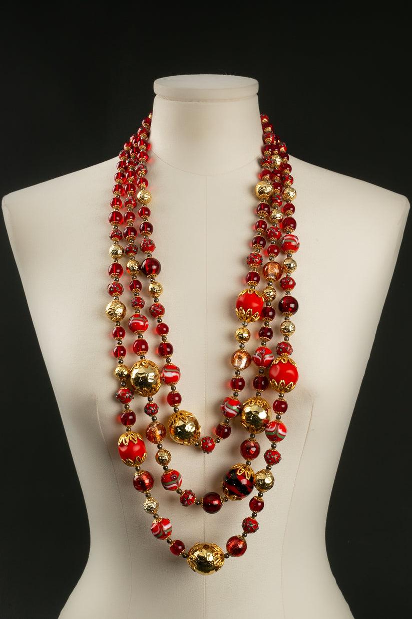 Dior - Long necklace composed of three strings of red and gold glass beads on a gilded metal setting.

Additional information: 
Dimensions: Length: 78 cm to 81 cm (30.7