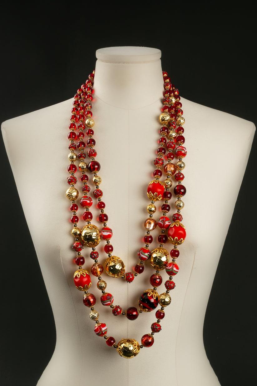 Dior - Collana lunga composta da tre fili di perle di vetro rosso e oro su una montatura in metallo dorato.

Informazioni aggiuntive: 
Dimensioni: Lunghezza: da 78 a 81 cm (da 30,7 a 31,89