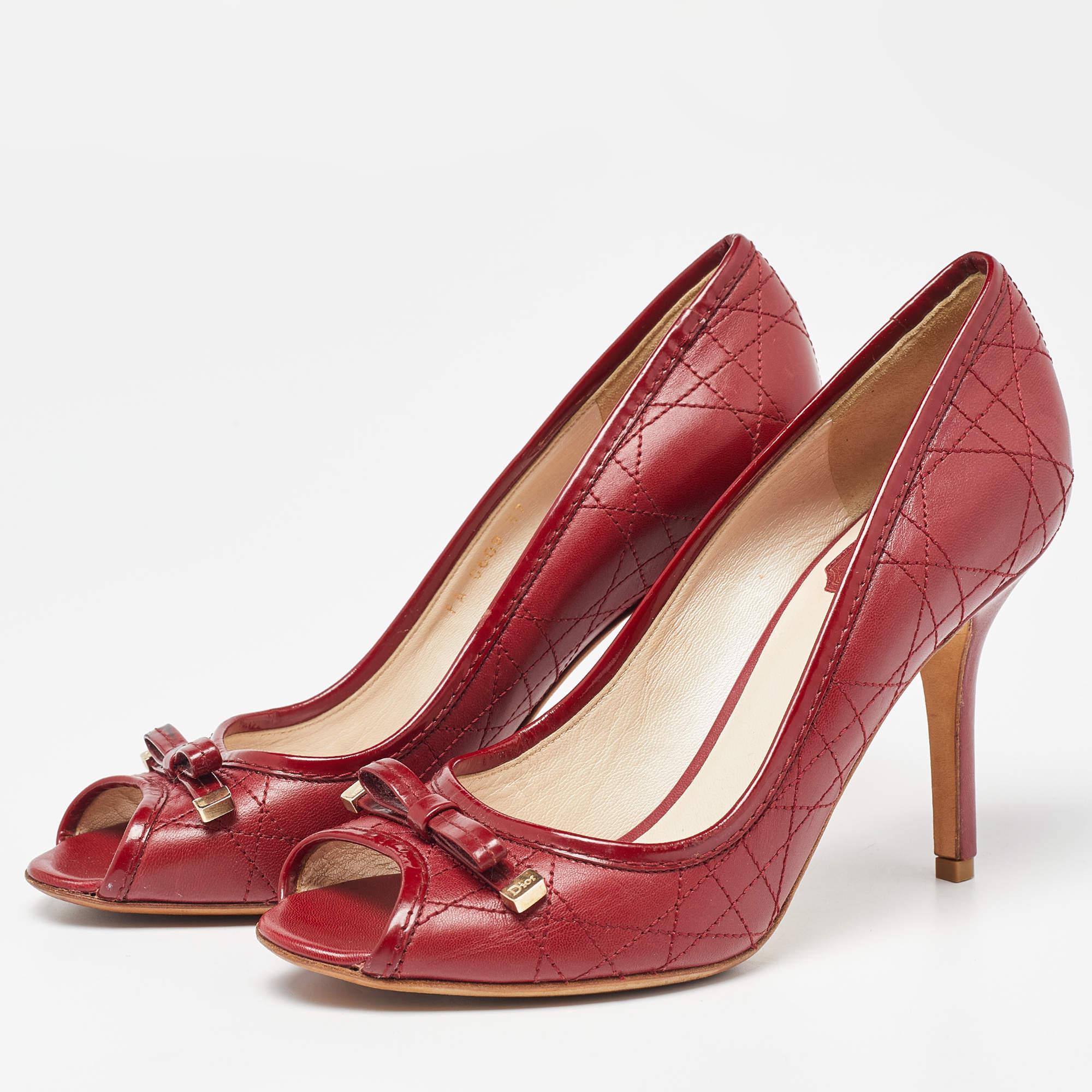 Beautified with Cannage patterns, this pair of Dior pumps is alluring and fashionable. It is crafted from leather with a bow decorating its vamps, and its 9.5cm heels enables a smooth walking experience.

