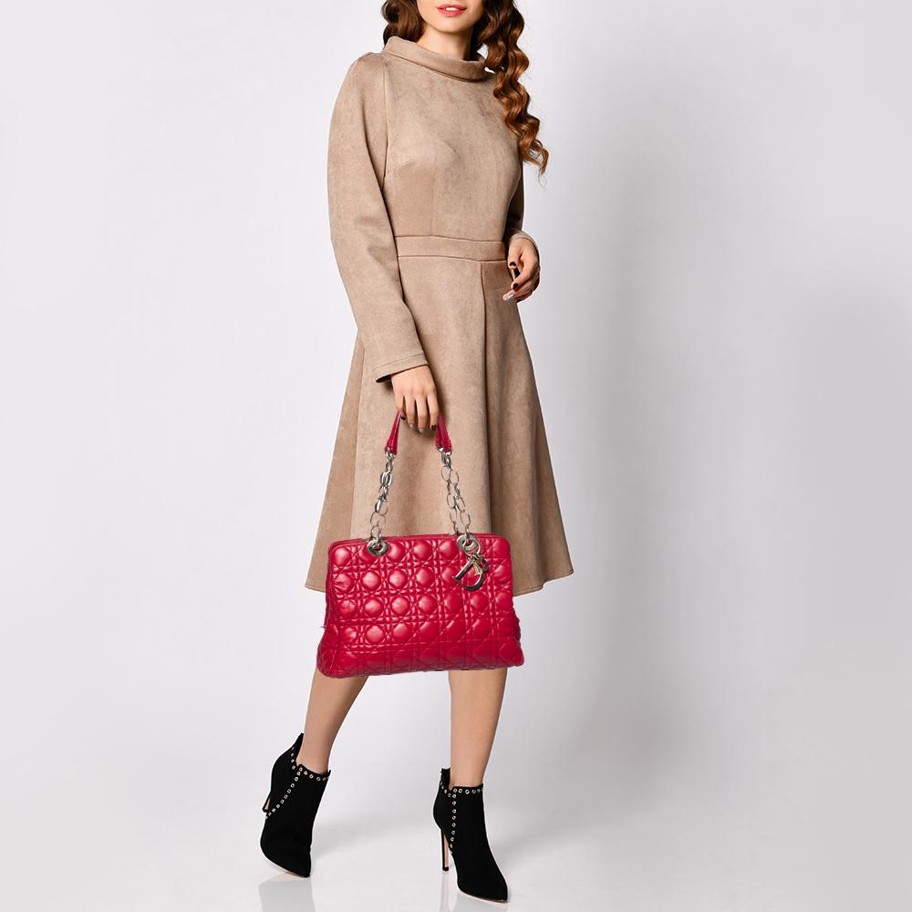 Dior Rotes Cannage Leder Dior Weiche Einkaufstasche im Zustand „Gut“ in Dubai, Al Qouz 2