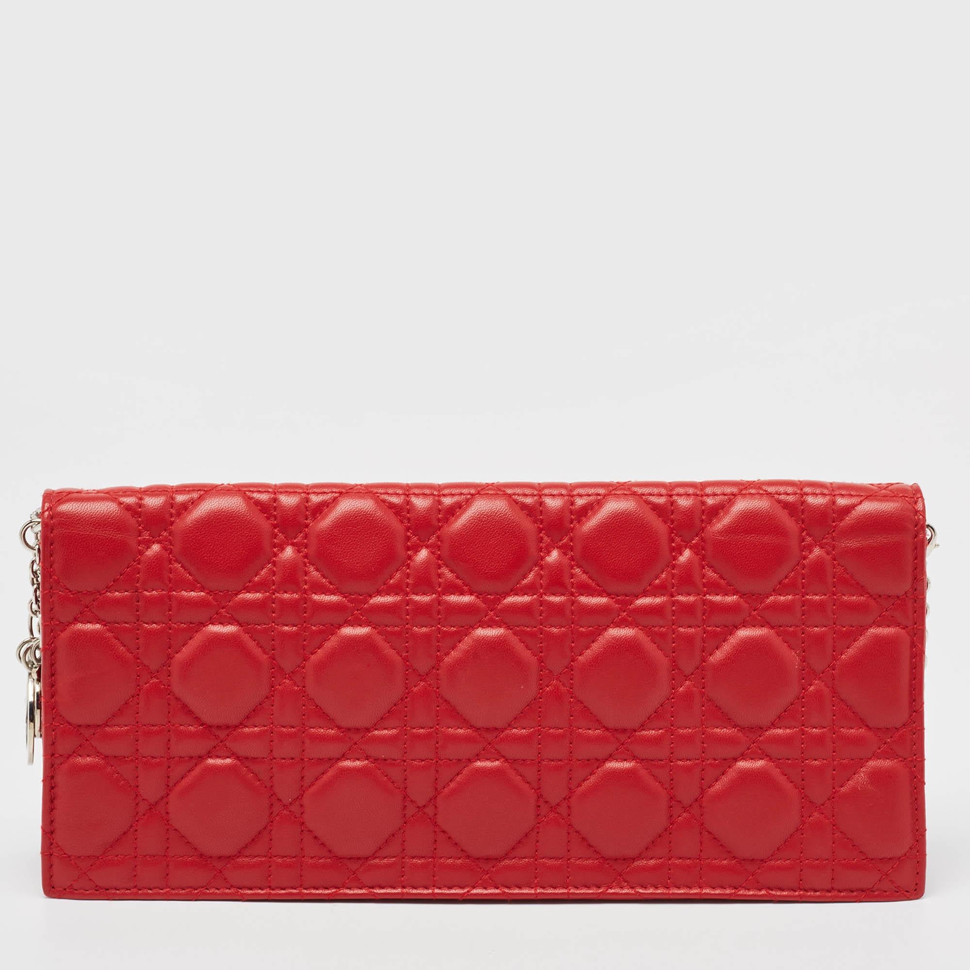 Pochette Lady Dior en cuir cannage rouge Excellent état à Dubai, Al Qouz 2