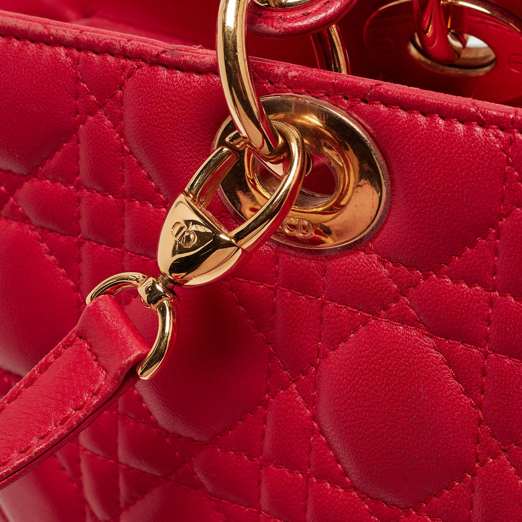 Dior Rote Cannage-Leder-Tasche für Damen Dior im Angebot 11