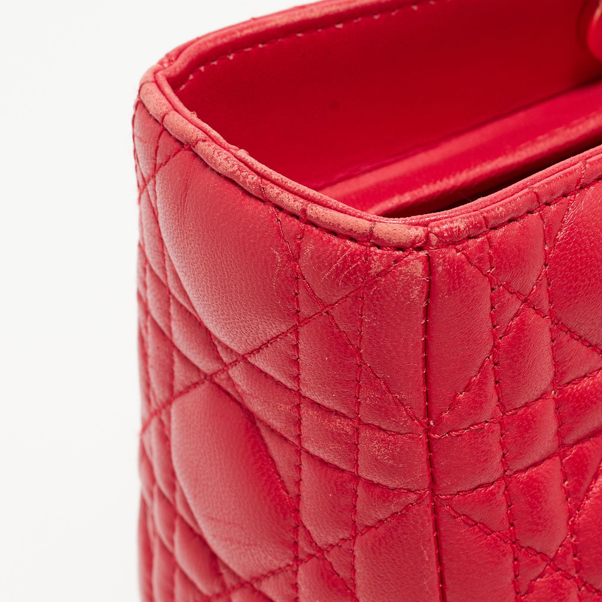 Dior Rote Cannage-Leder-Tasche für Damen Dior im Zustand „Relativ gut“ im Angebot in Dubai, Al Qouz 2