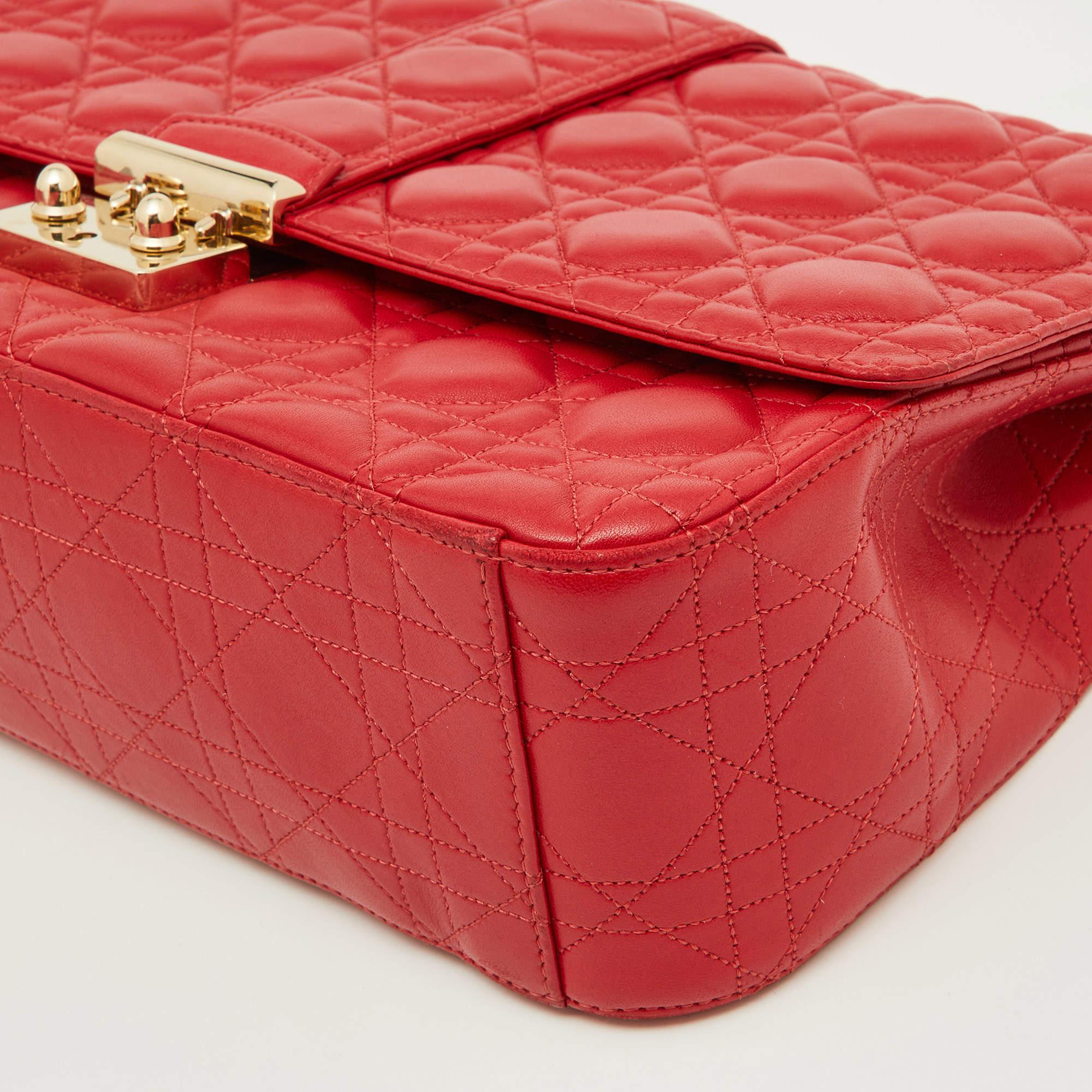 Grand sac à bandoulière Miss Dior en cuir cannage rouge en vente 6