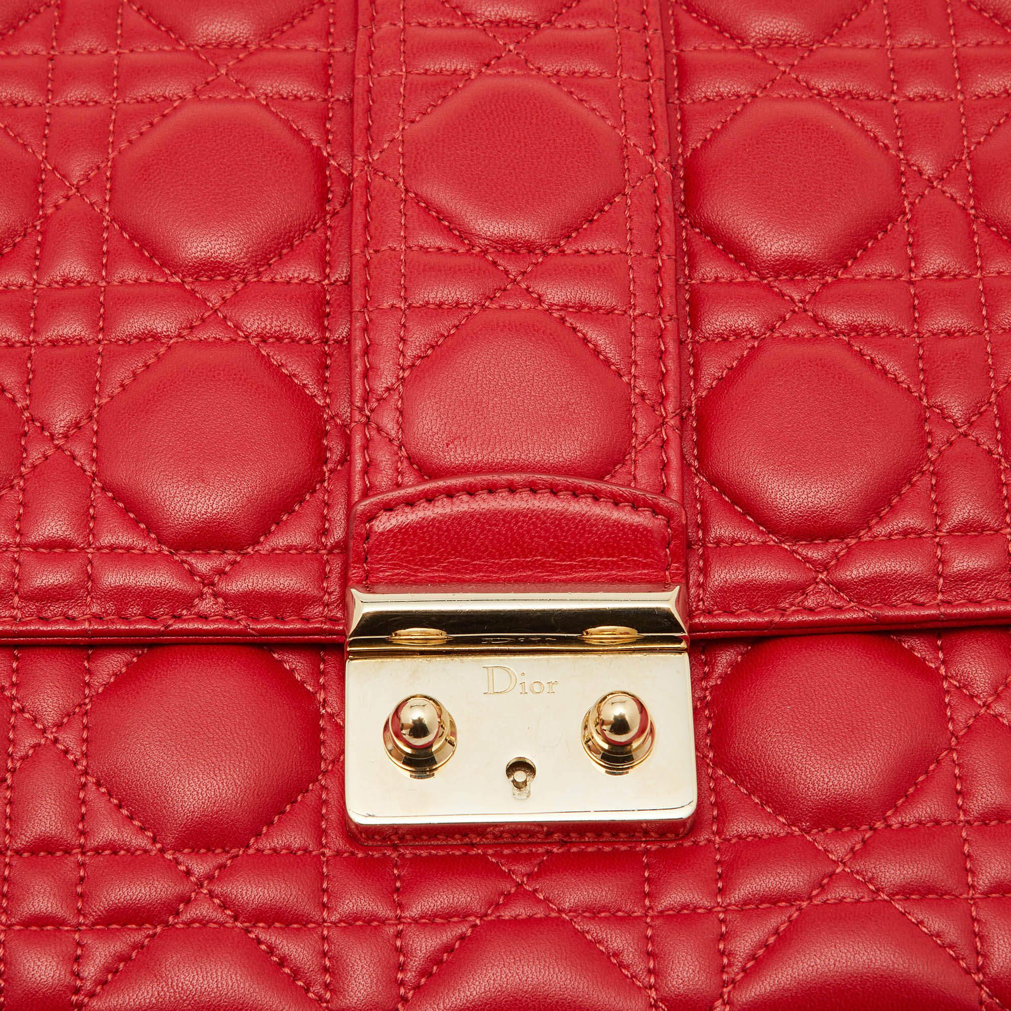 Grand sac à bandoulière Miss Dior en cuir cannage rouge en vente 9