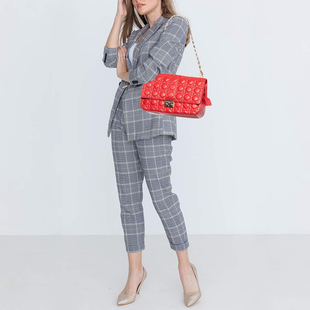 Grand sac à bandoulière Miss Dior en cuir cannage rouge en vente 2