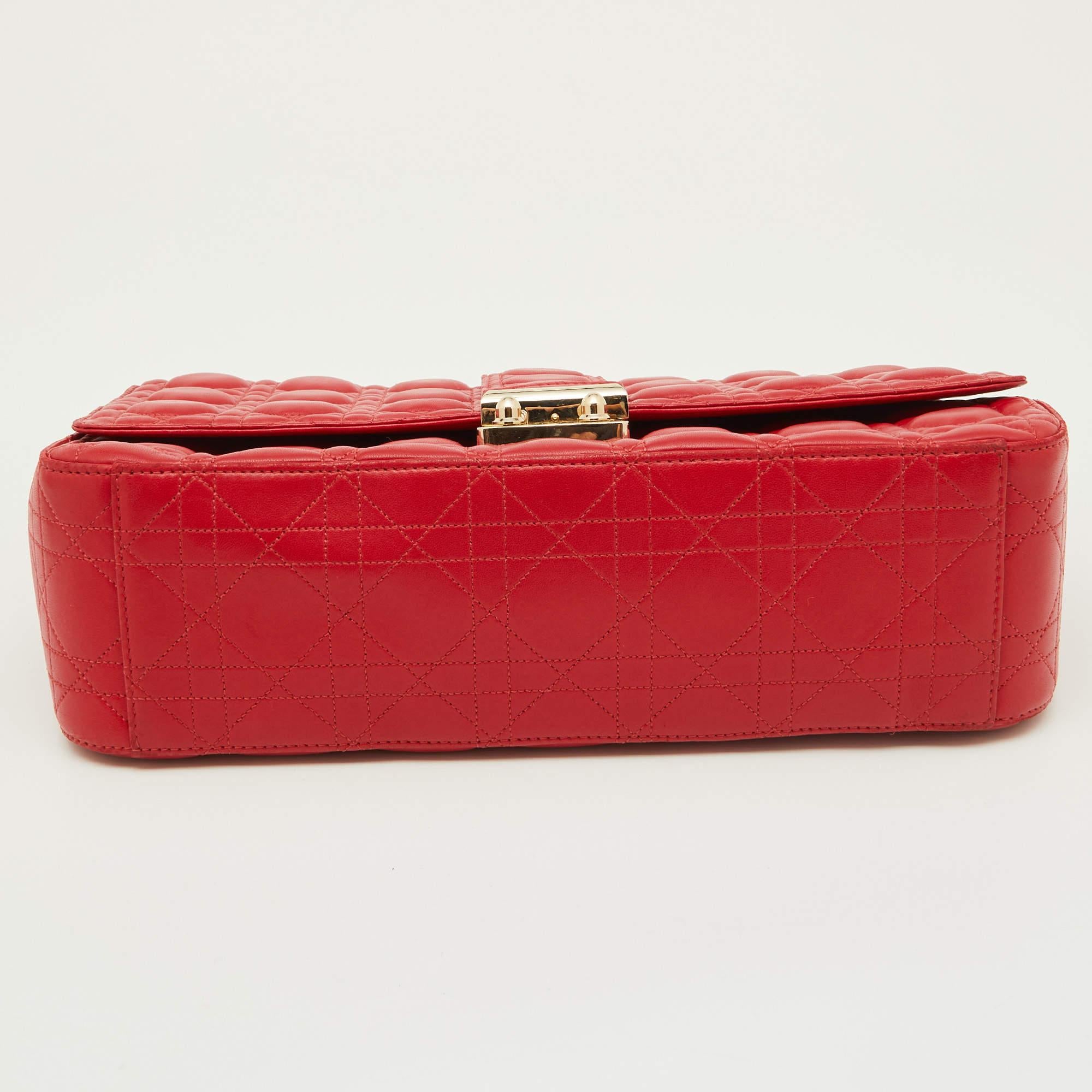 Grand sac à bandoulière Miss Dior en cuir cannage rouge en vente 3