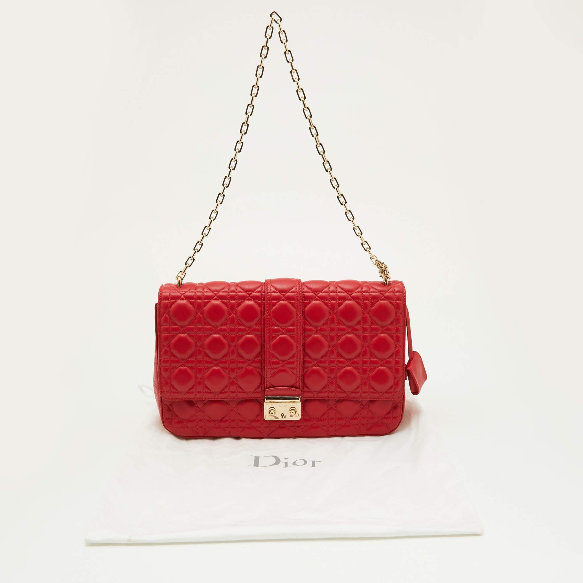 Grand sac à bandoulière Miss Dior en cuir cannage rouge en vente 4